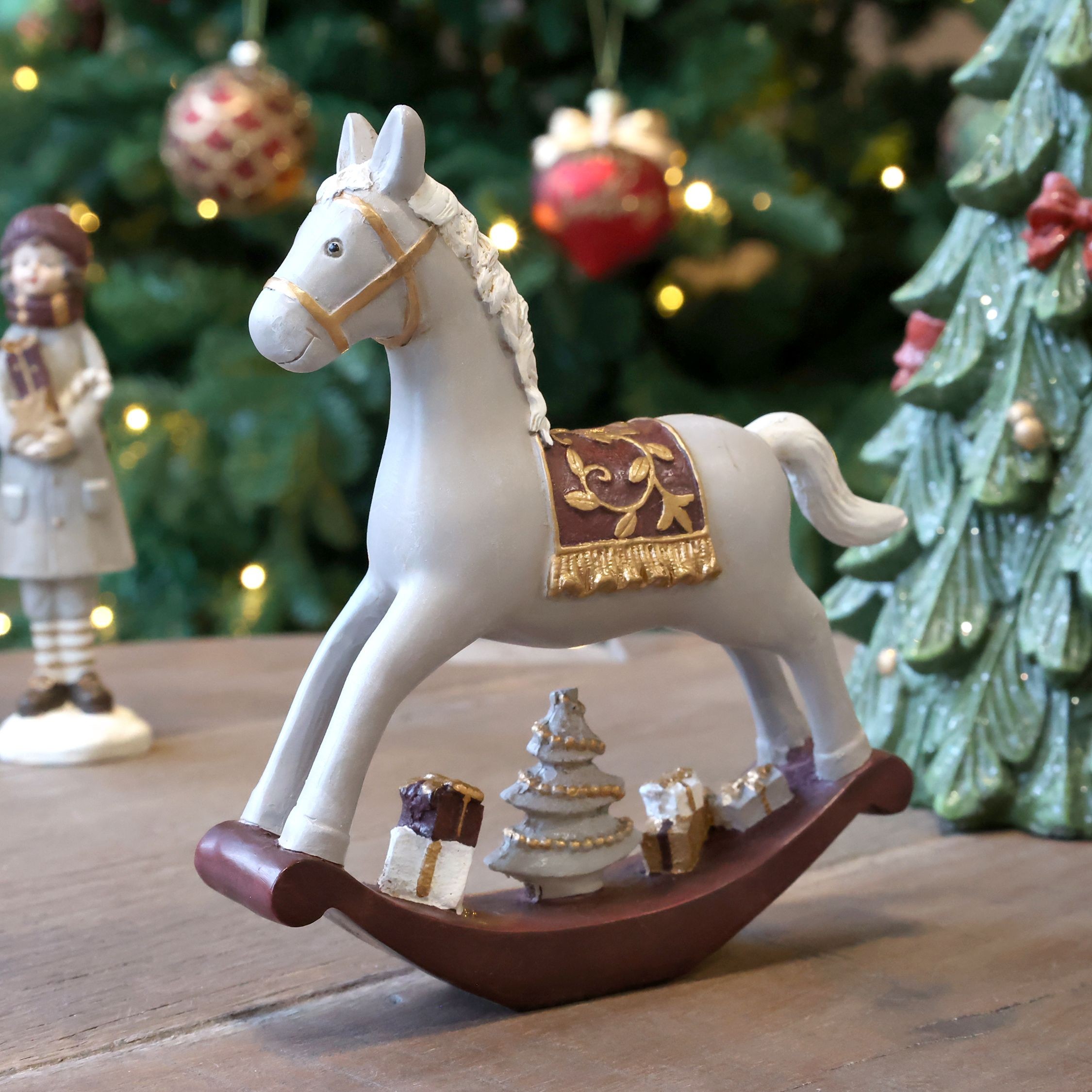 Dekorace figurka houpací koník Cherry Noël s dárky – 18*4*18 cm Chic Antique Dekorace figurka houpací koník Cherry Noël s dárky – 18*4*18 cm Chic Antique