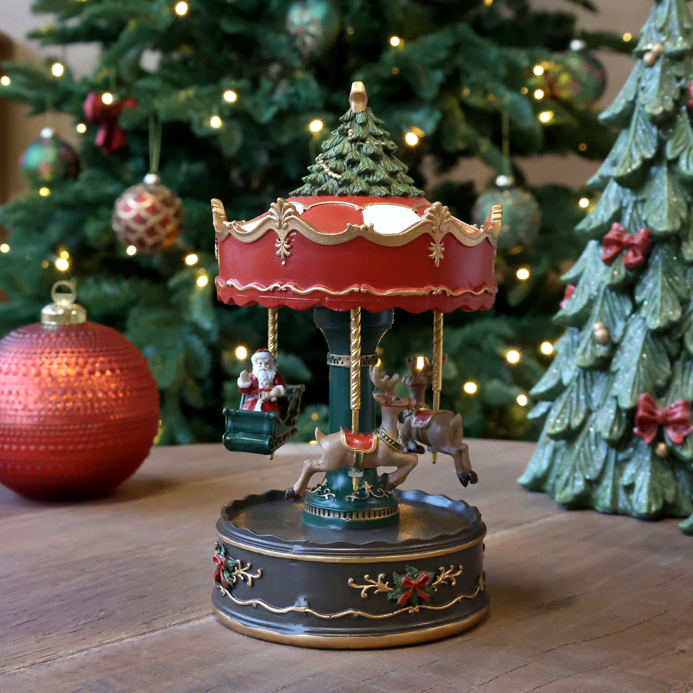 Hudební natahovací skřínka Noël s kolotočem z polyresinu – Ø 12*22 cm Chic Antique Hudební natahovací skřínka Noël s kolotočem z polyresinu – Ø 12*22 cm Chic Antique