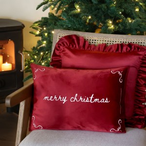Červený sametový povlak na polštář Aix s výšivkou Merry Christmas – 50*35 cm