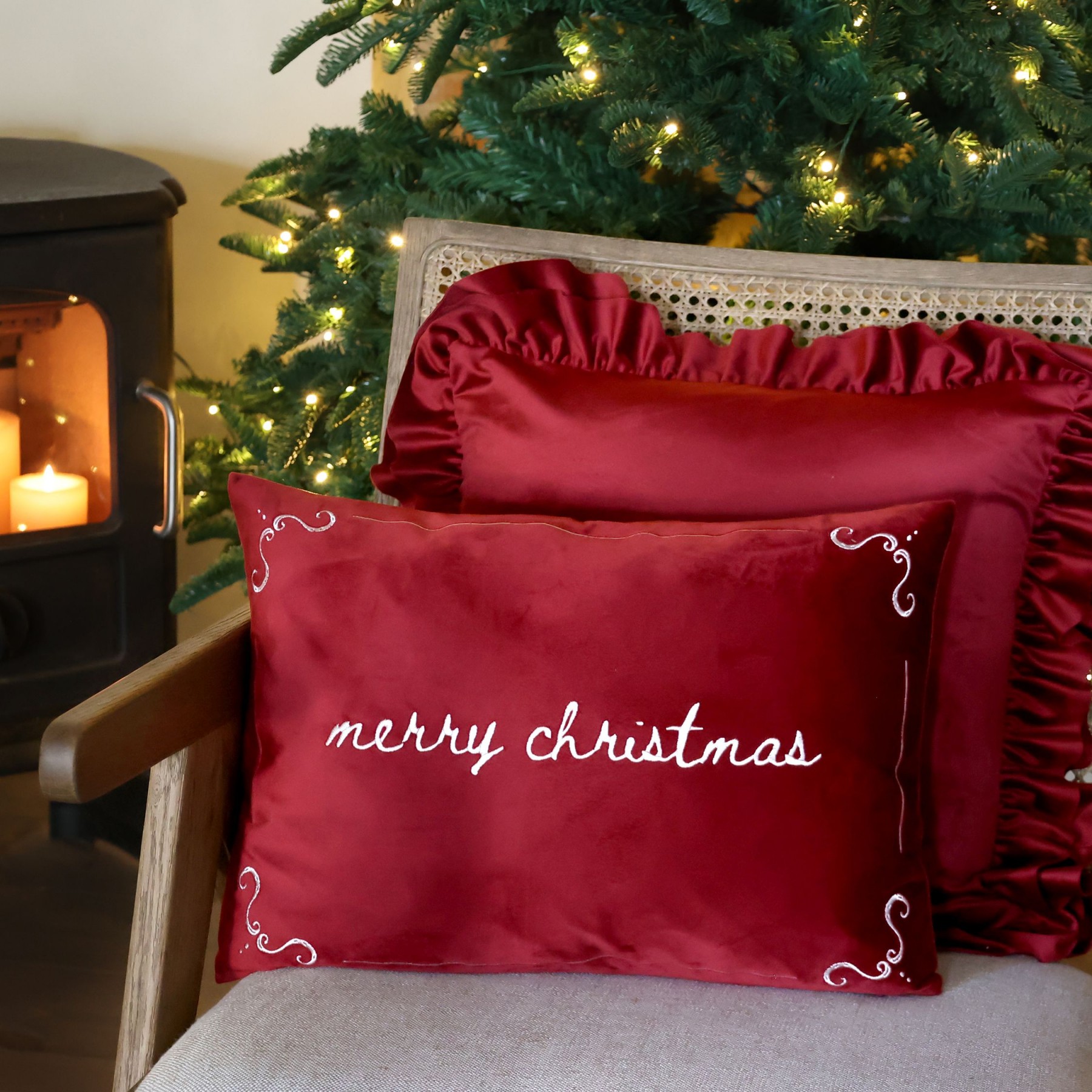 Červený sametový povlak na polštář Aix s výšivkou Merry Christmas – 50*35 cm