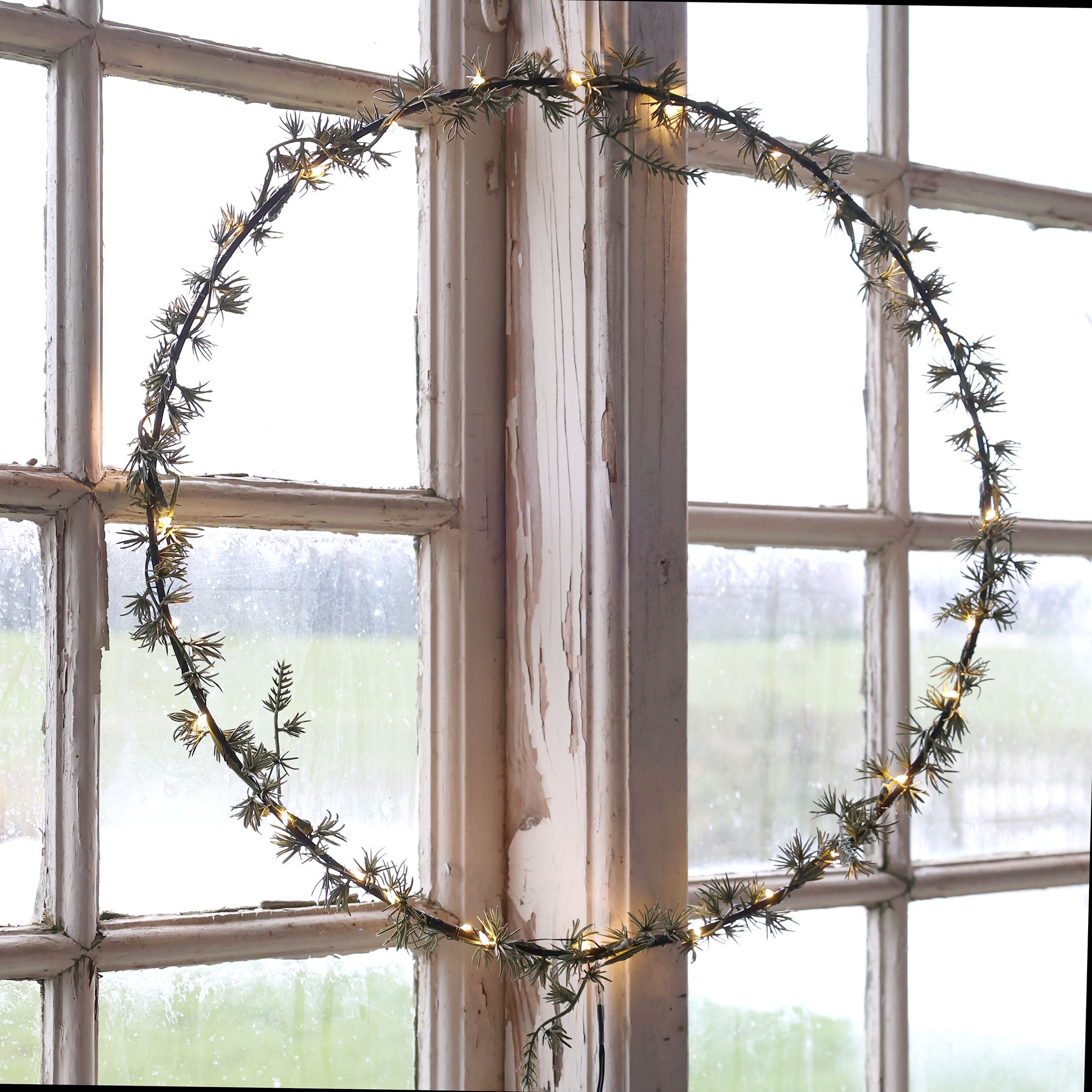 Zelený věnec Fleur s jehličím a se 30 LED světýlky – Ø 50 cm / 3AA Chic Antique Zelený věnec Fleur s jehličím a se 30 LED světýlky – Ø 50 cm / 3AA Chic Antique