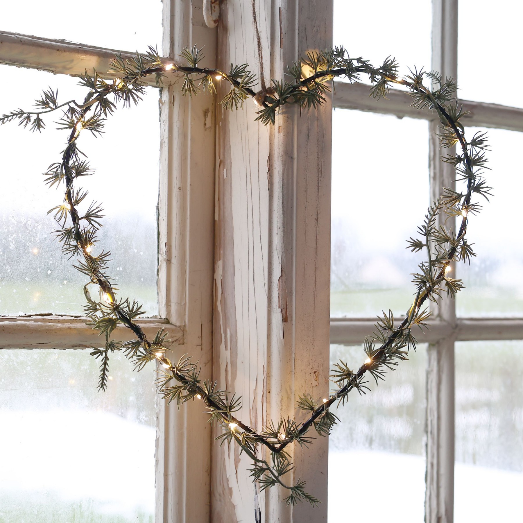 Zelený věnec Fleur ve tvaru srdce s jehličím a se 25 LED světýlky – 30*4*32 cm/ 3AA