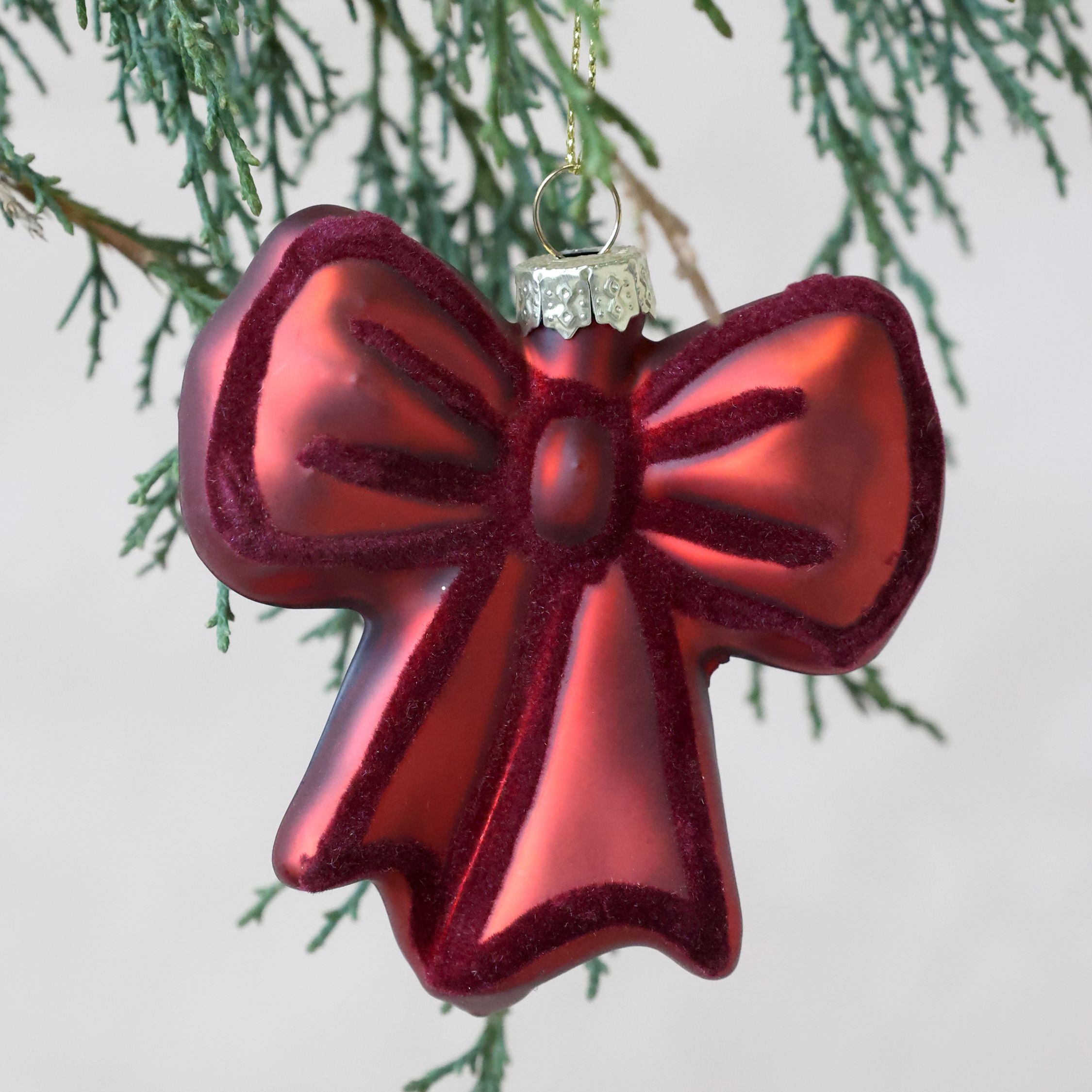 Červená vánoční skleněná ozdoba mašle Bow – 8*2*8 cm Chic Antique Červená vánoční skleněná ozdoba mašle Bow – 8*2*8 cm Chic Antique