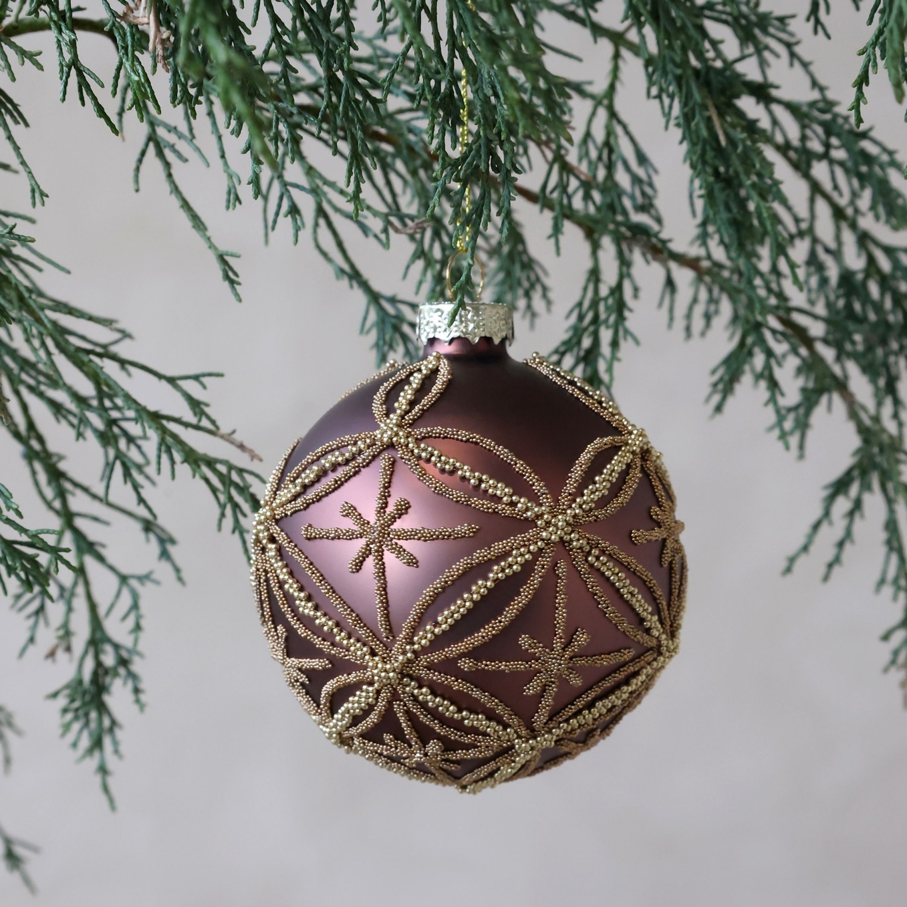 Mocca vánoční skleněná ozdoba koule se vzorem Chic Antique – Ø 8 cm