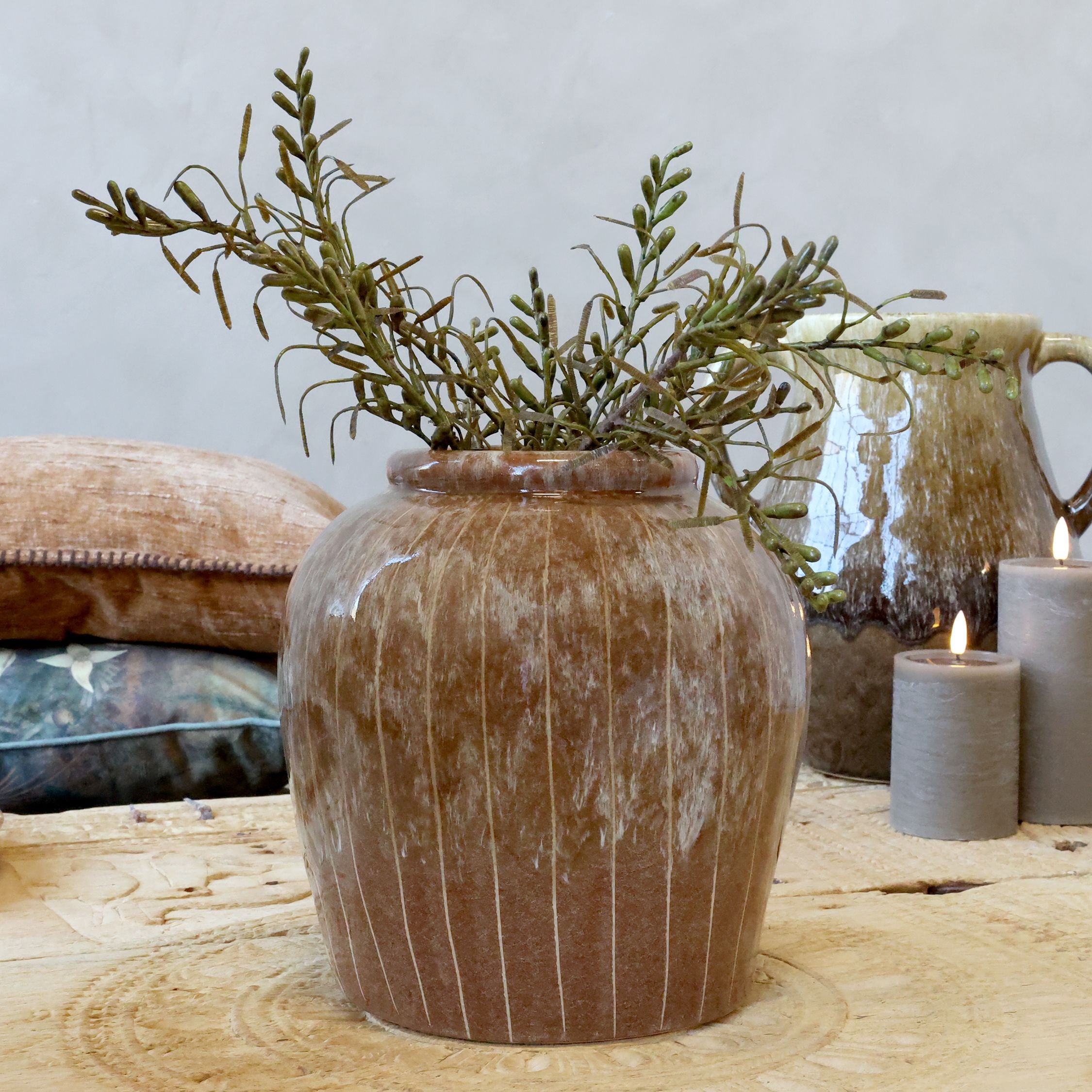 Hnědá kameninová váza s pruhy Nature – Ø 23*23 cm Chic Antique Hnědá kameninová váza s pruhy Nature – Ø 23*23 cm Chic Antique