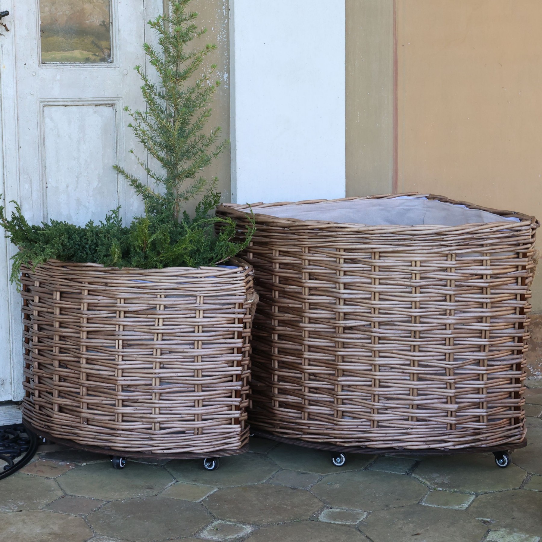 Sada 2ks hnědých rohových košů French Basket Nature s kolečky – 62*62*55/ 47*47*45 cm