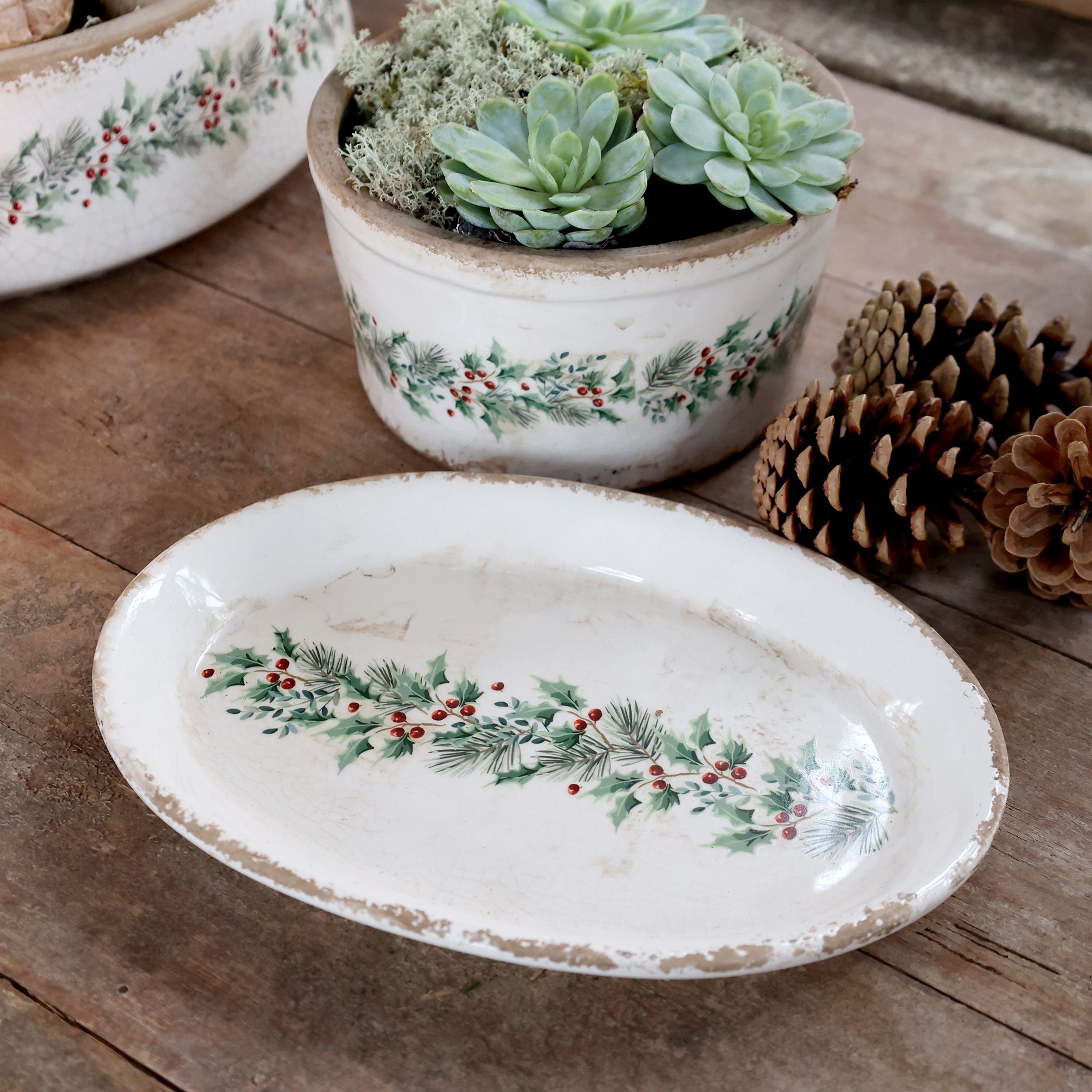 Béžový keramický podnos s cesmínou Holly Christmas Antique – 25*18*2,5 cm Chic Antique Béžový keramický podnos s cesmínou Holly Christmas Antique – 25*18*2,5 cm Chic Antique