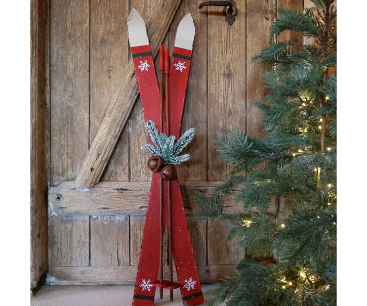Dekorativní vintage lyže s hůlkami z borovicového dřeva červené barvy – 22*9*90 cm Chic Antique