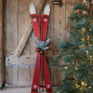 Červené dřevěné dekorativní vintage lyže s hůlkami – 22*9*90 cm