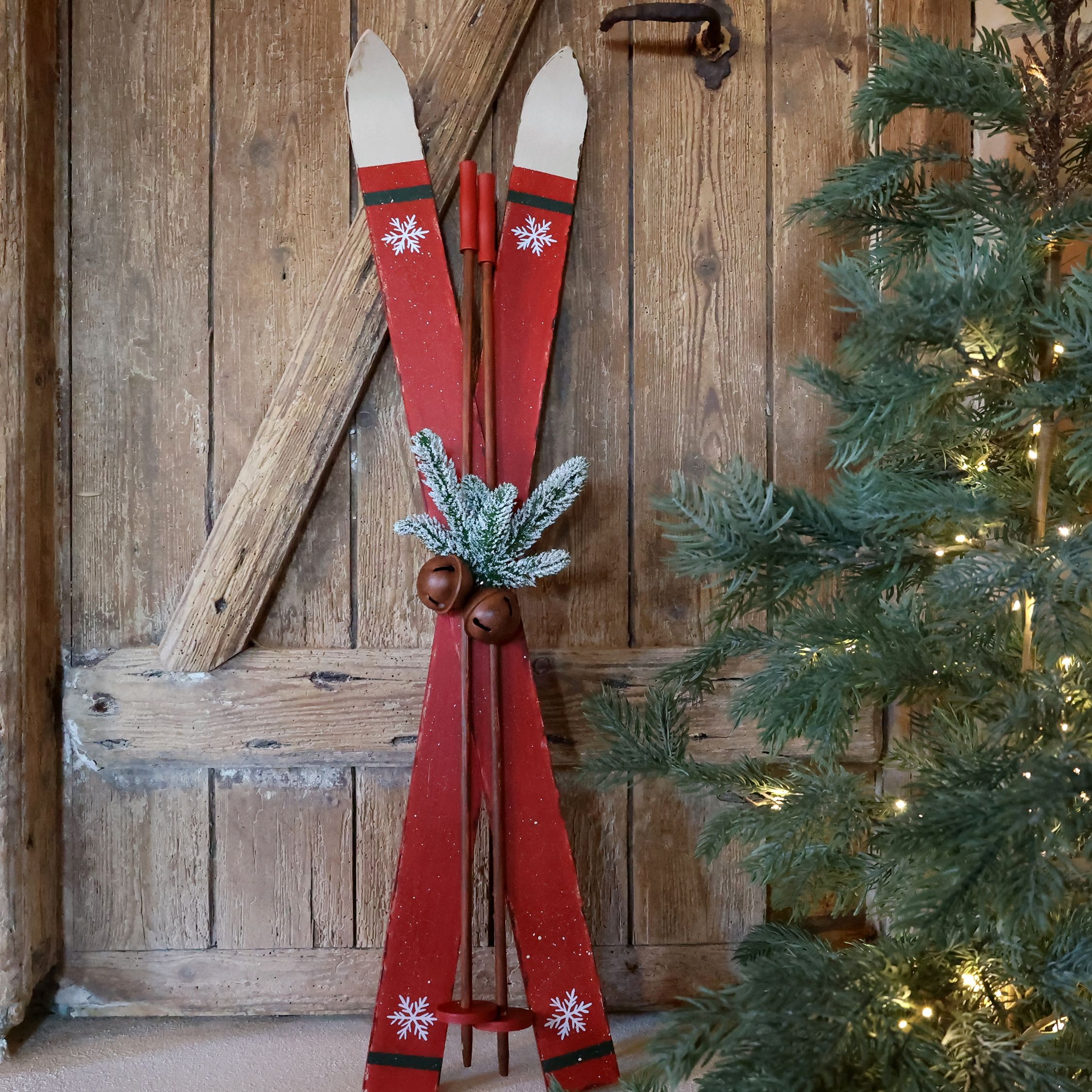 Červené dřevěné dekorativní vintage lyže s hůlkami – 22*9*90 cm Chic Antique Červené dřevěné dekorativní vintage lyže s hůlkami – 22*9*90 cm Chic Antique