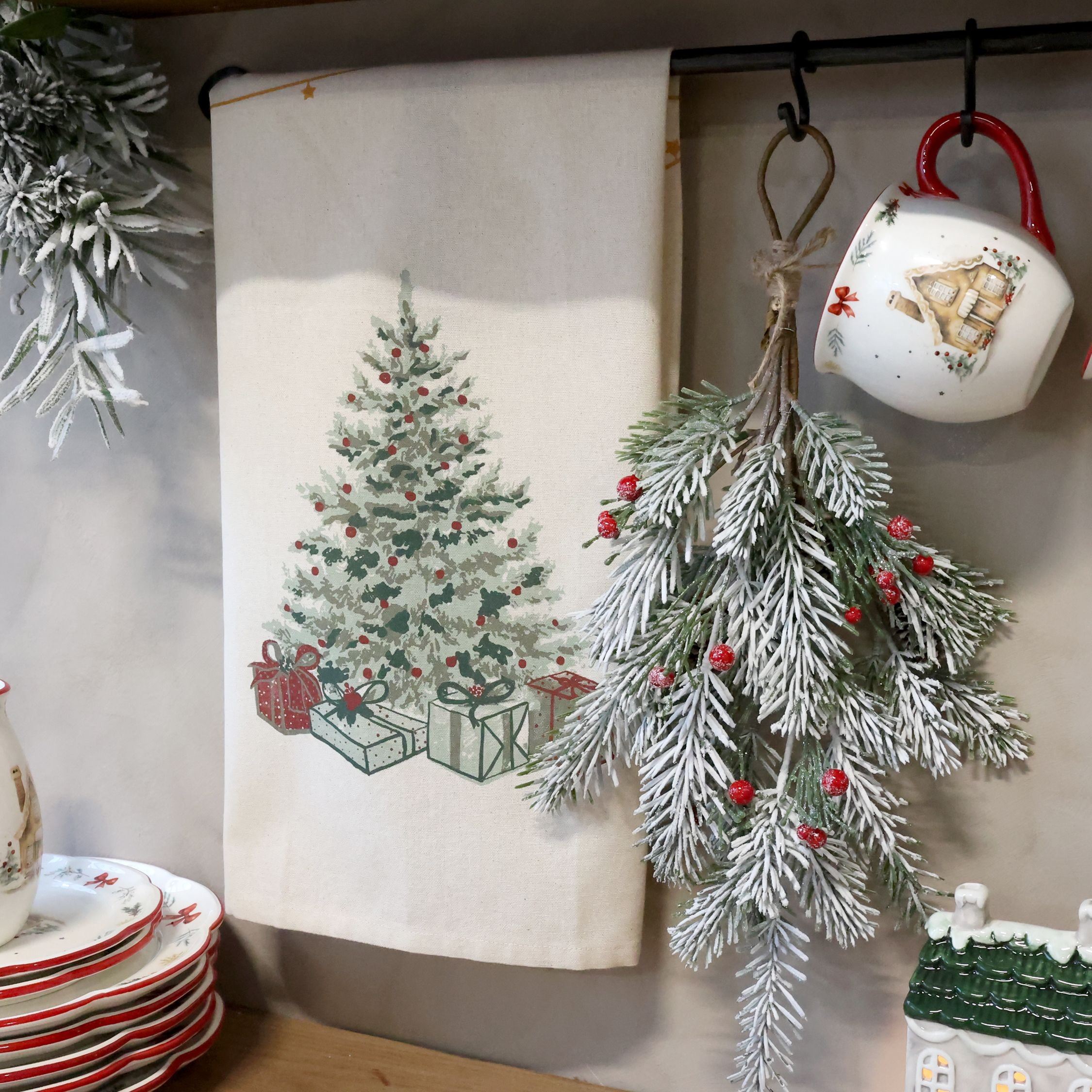 Béžová bavlněná utěrka Aix s vánočním stromkem Chic Antique – 50*70 cm Chic Antique Béžová bavlněná utěrka Aix s vánočním stromkem Chic Antique – 50*70 cm Chic Antique
