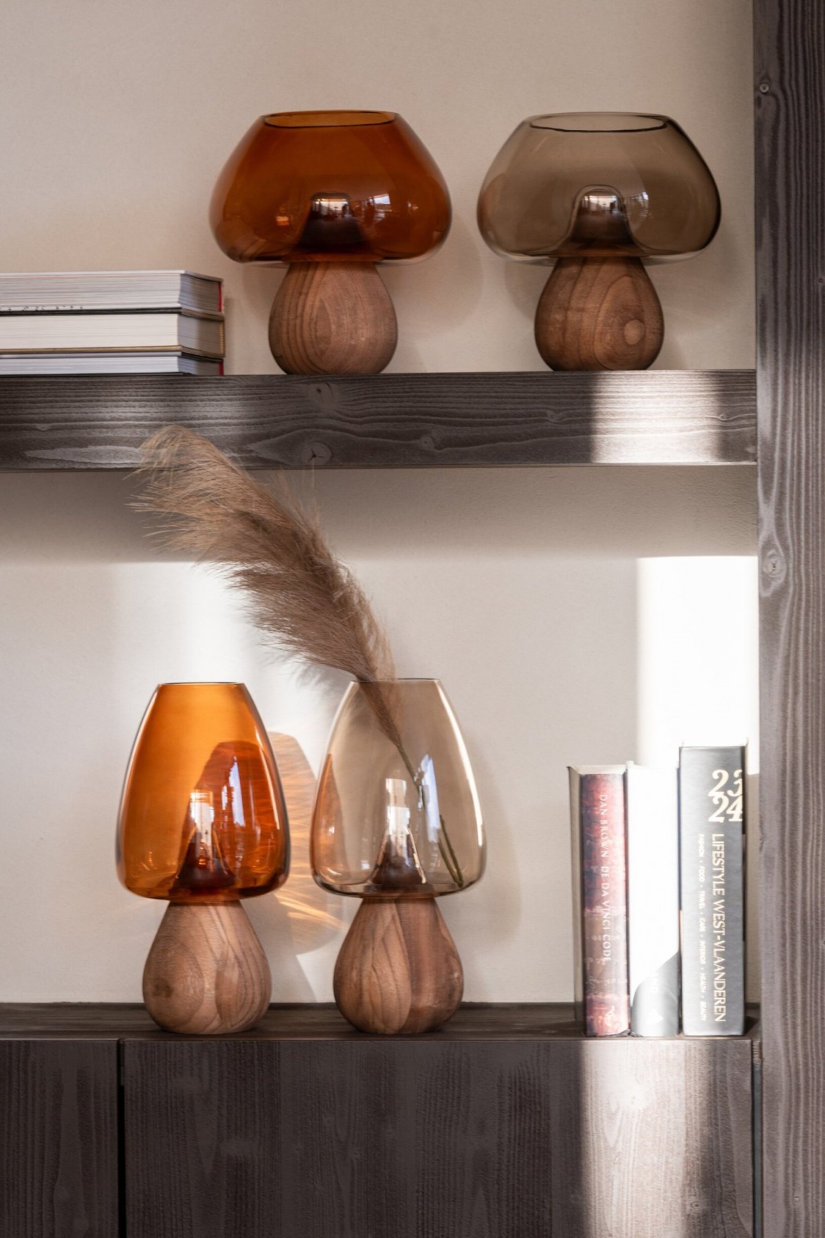 Karamelová skleněná váza na dřevěném podstavci houba Mushroom – 22*22*23,5 cm