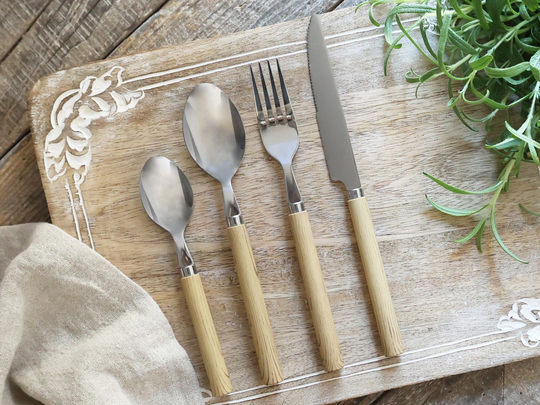 Sada 4ks příborů Linas Nature s designem dřevěné rukojeti – 22,5 cm
