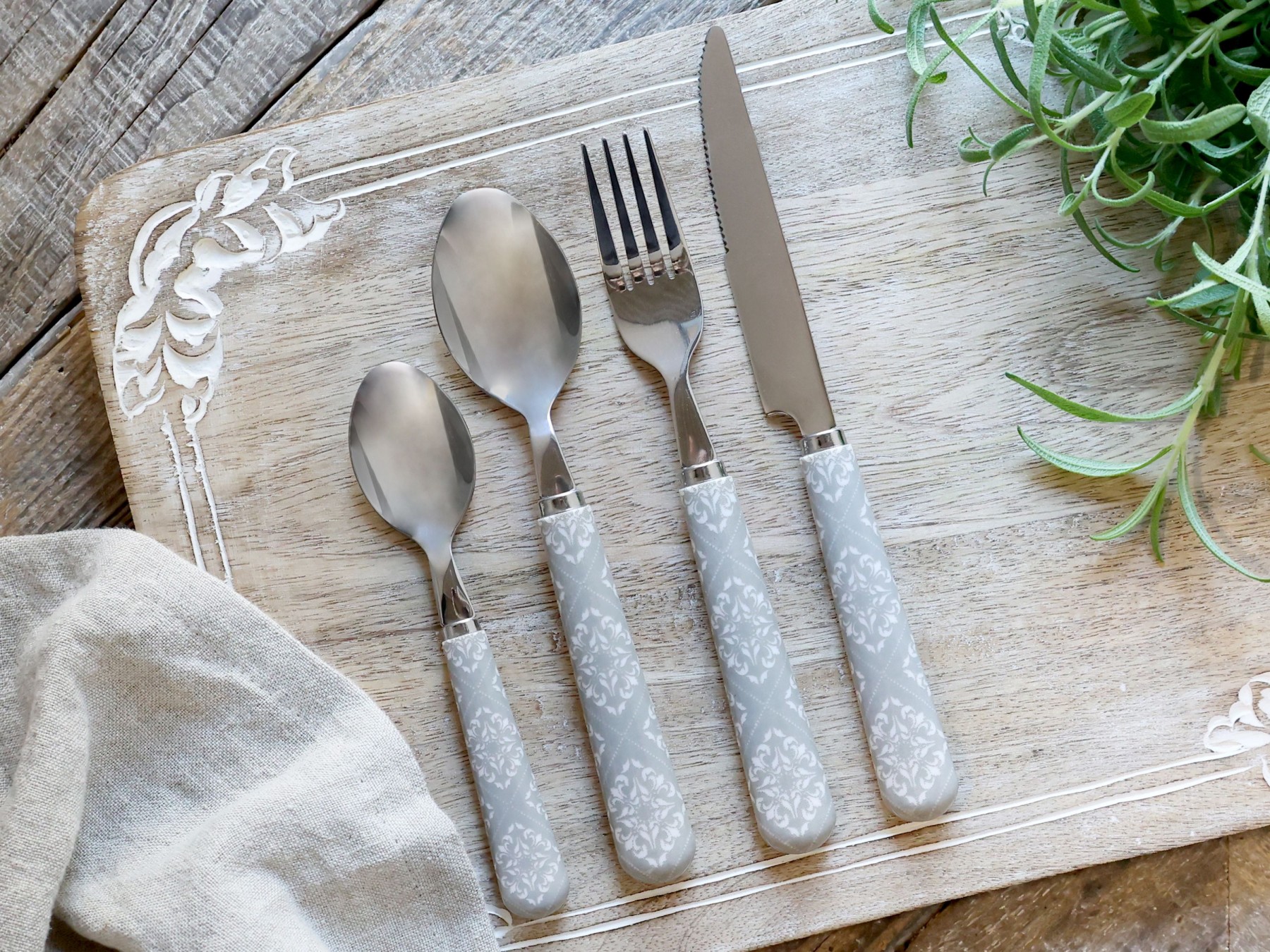 Sada 4ks příborů Linas French grey s ornamentálním motivem – 22 cm