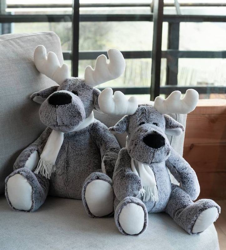 Veliký šedý plyšový los se šálou Cuddly Toy Elk – 36*31*40 cm J-Line by Jolipa Veliký šedý plyšový los se šálou Cuddly Toy Elk – 36*31*40 cm J-Line by Jolipa