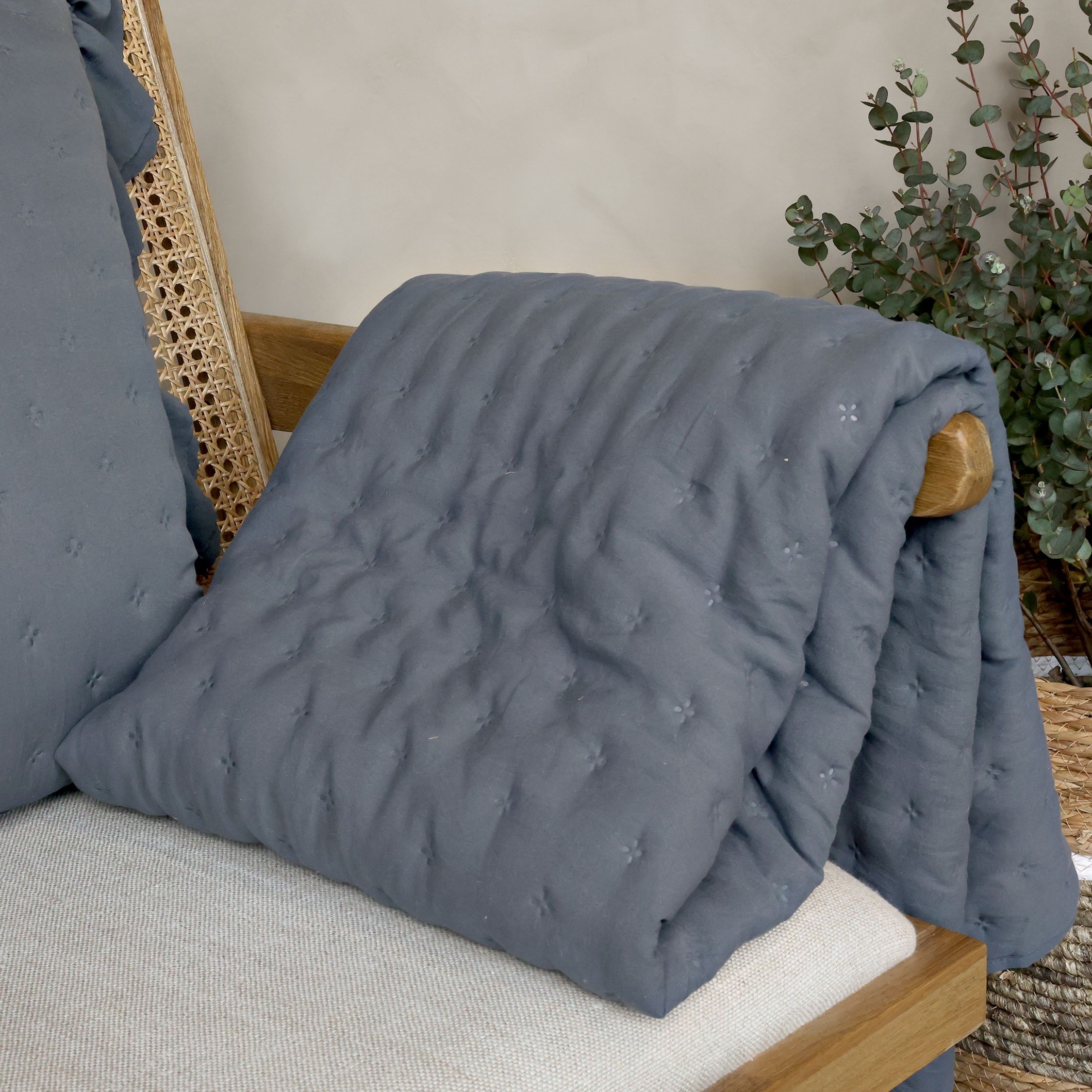 Měkká šedá prošívaná deka / přehoz Aix Soft – 180*130 cm Chic Antique Měkká šedá prošívaná deka / přehoz Aix Soft – 180*130 cm Chic Antique