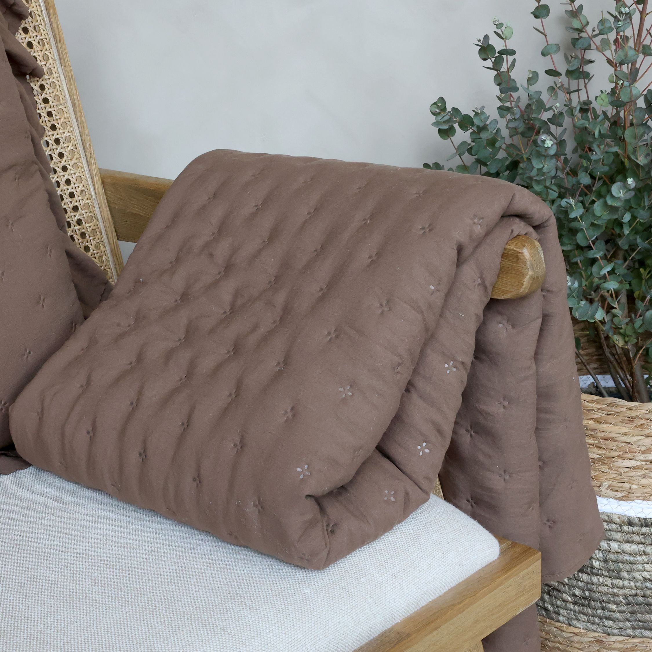 Měkká hnědá prošívaná deka / přehoz Aix Soft – 180*130 cm Chic Antique Měkká hnědá prošívaná deka / přehoz Aix Soft – 180*130 cm Chic Antique