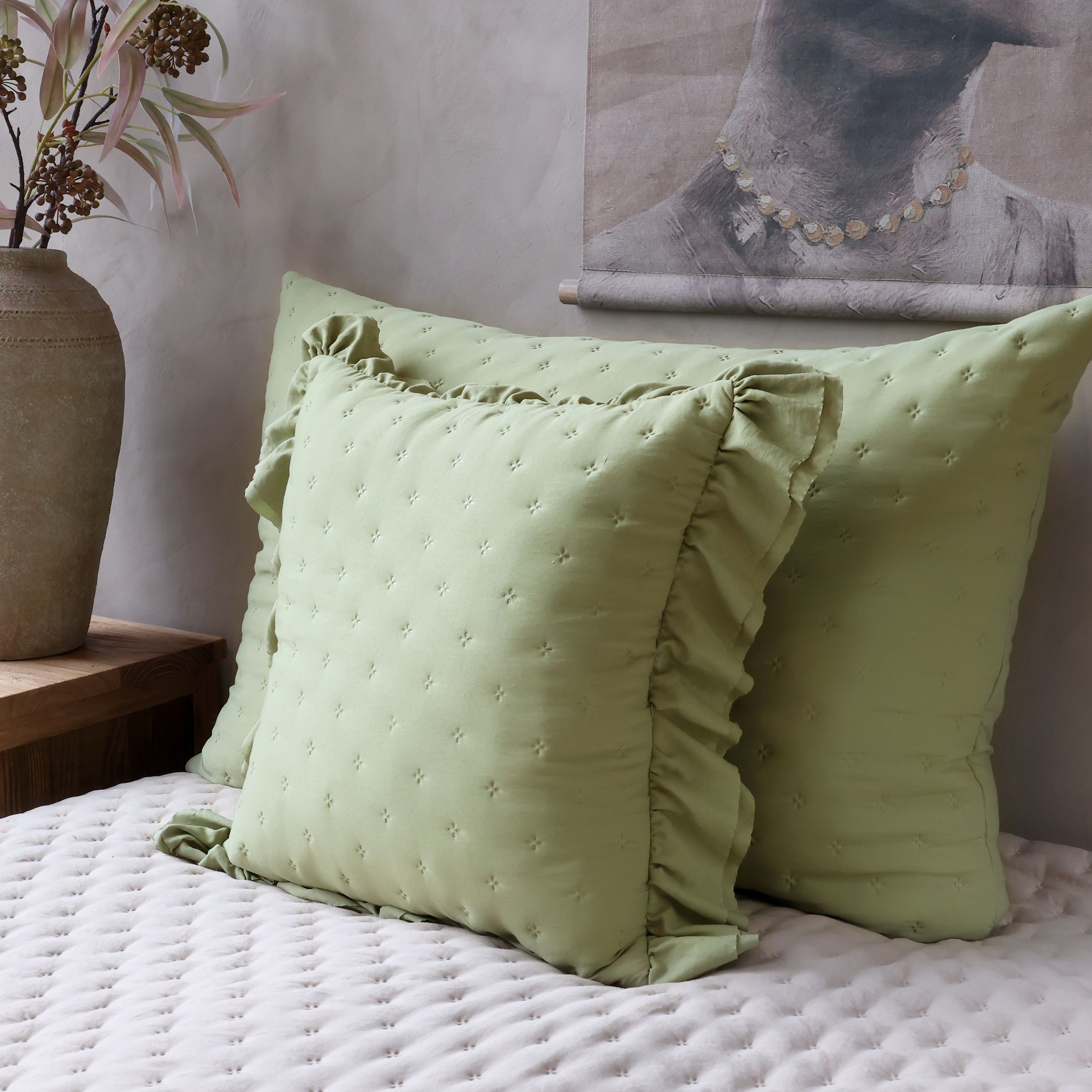 Zelený povlak na polštář s volánkovým okrajem Aix Soft – 50*50 cm Chic Antique Zelený povlak na polštář s volánkovým okrajem Aix Soft – 50*50 cm Chic Antique