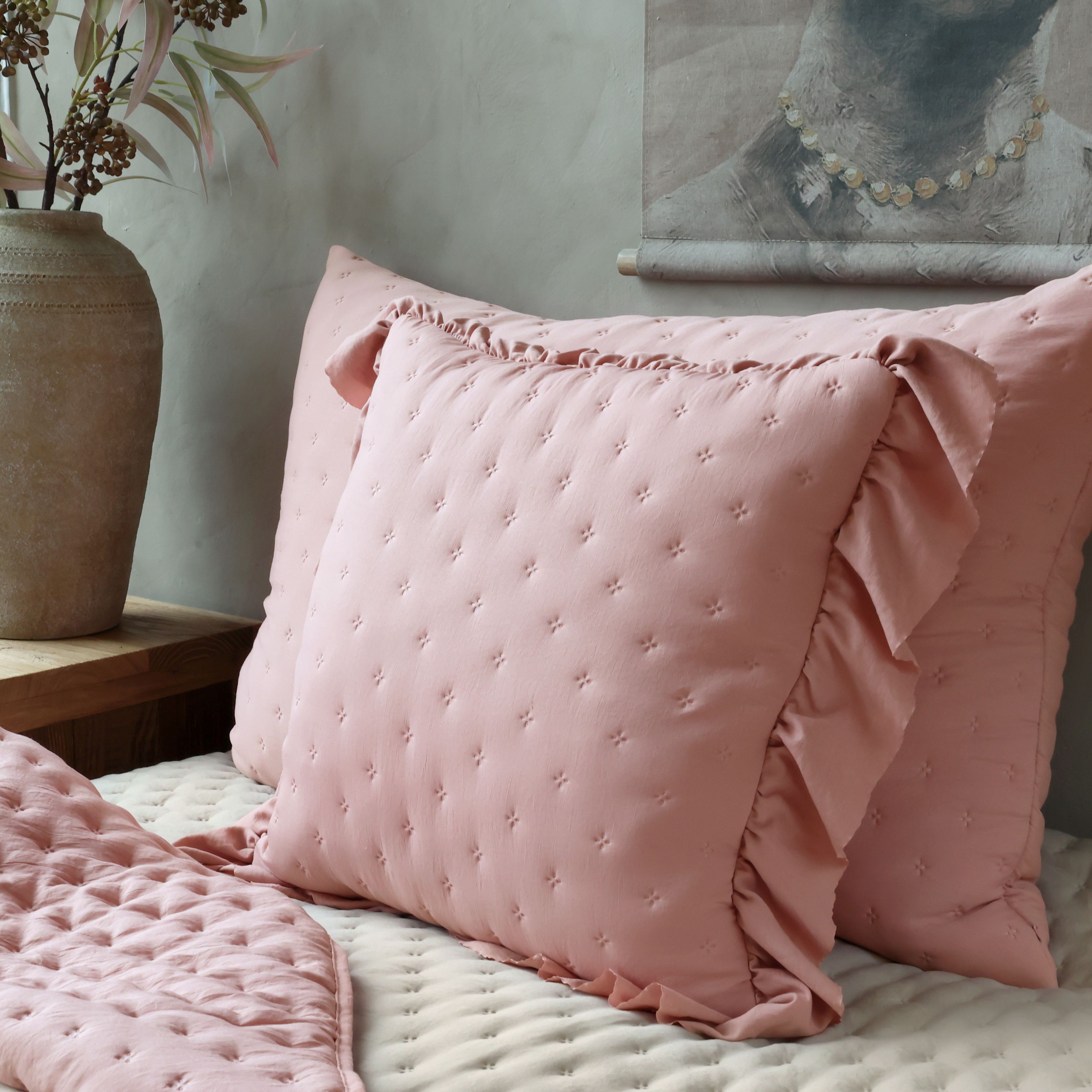 Růžový povlak na polštář s volánkovým okrajem Aix Soft – 50*50 cm Chic Antique Růžový povlak na polštář s volánkovým okrajem Aix Soft – 50*50 cm Chic Antique
