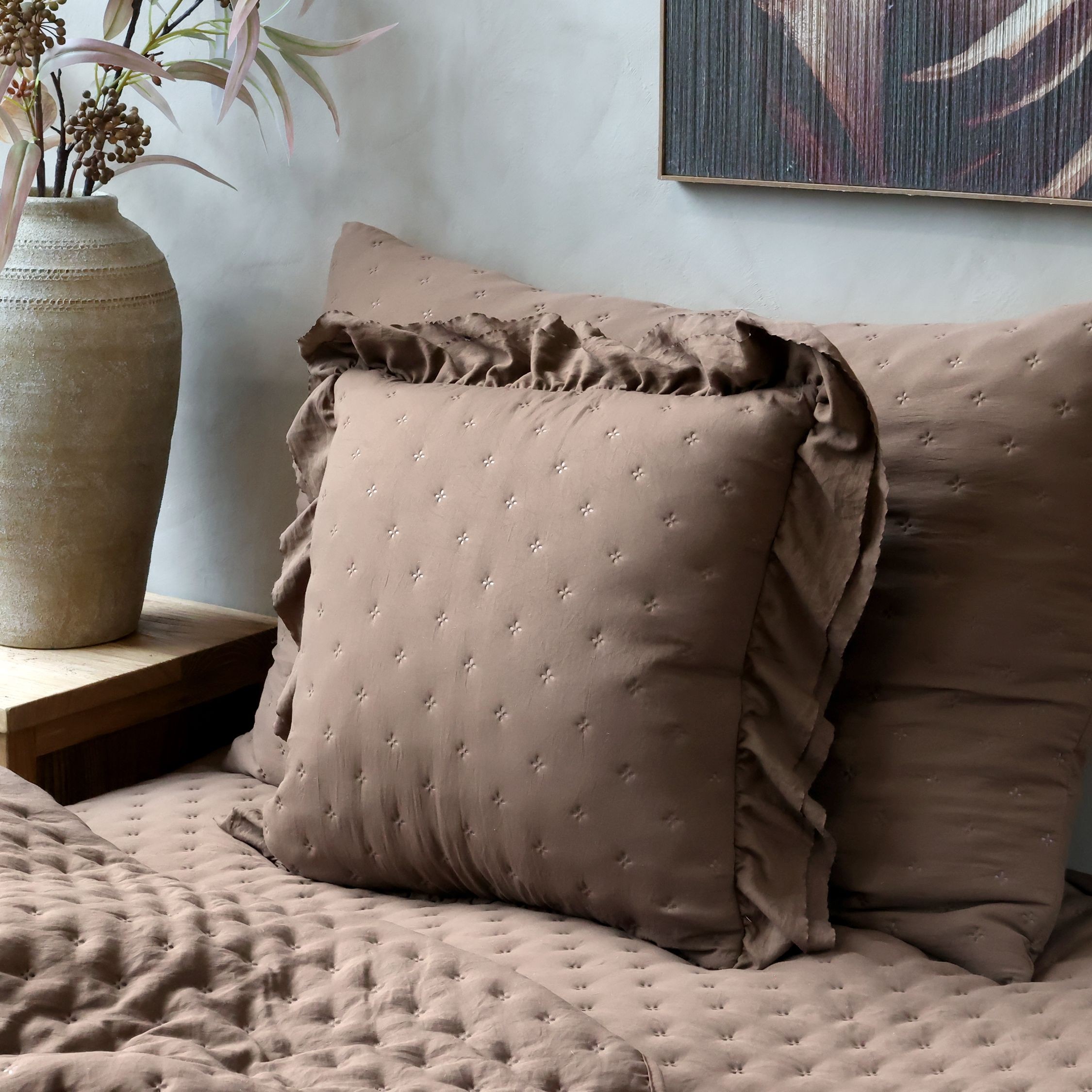 Hnědý povlak na polštář s volánkovým okrajem Aix Soft – 50*50 cm Chic Antique Hnědý povlak na polštář s volánkovým okrajem Aix Soft – 50*50 cm Chic Antique