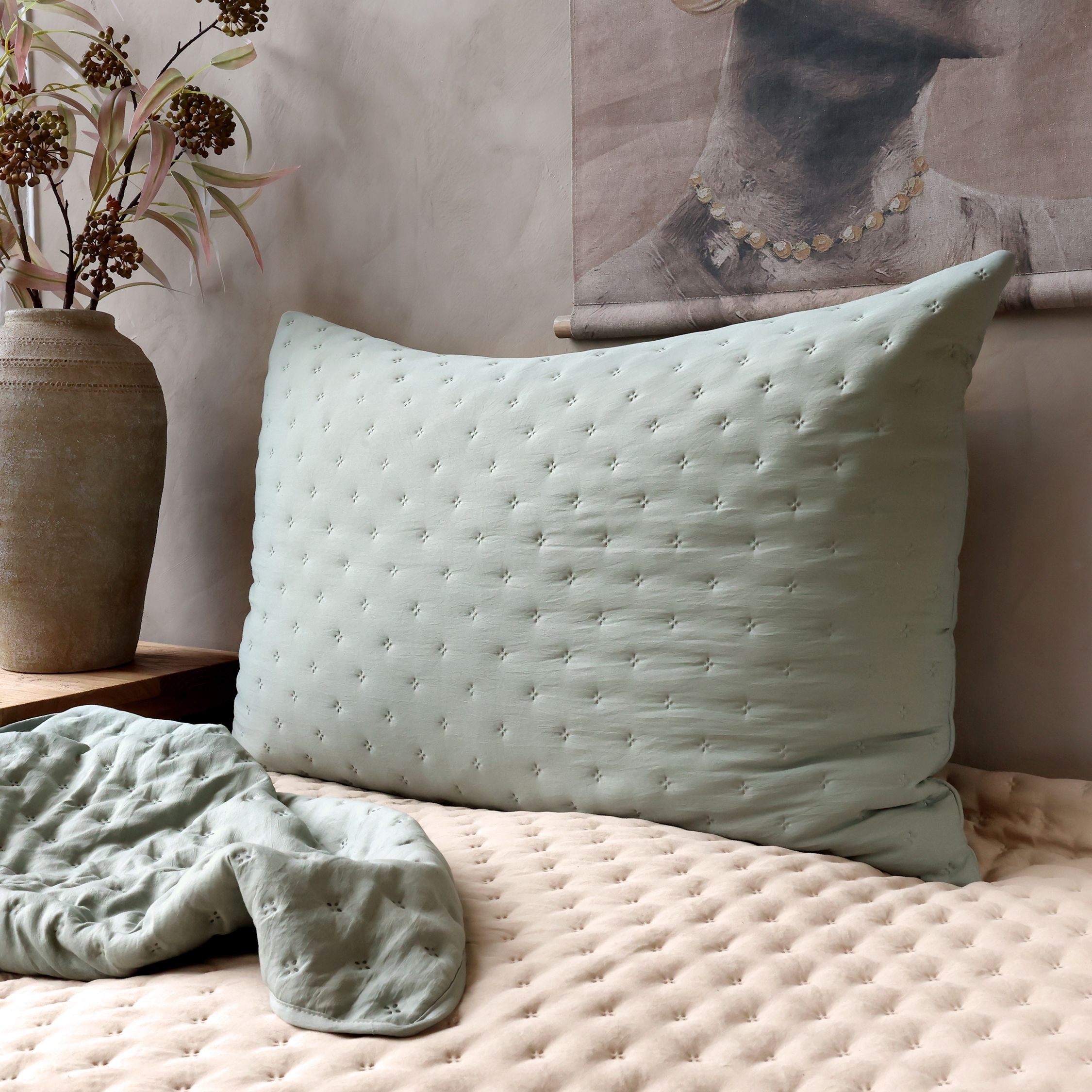 Měkký jemně opálový povlak na polštář Aix Soft – 90*60 cm Chic Antique Měkký jemně opálový povlak na polštář Aix Soft – 90*60 cm Chic Antique