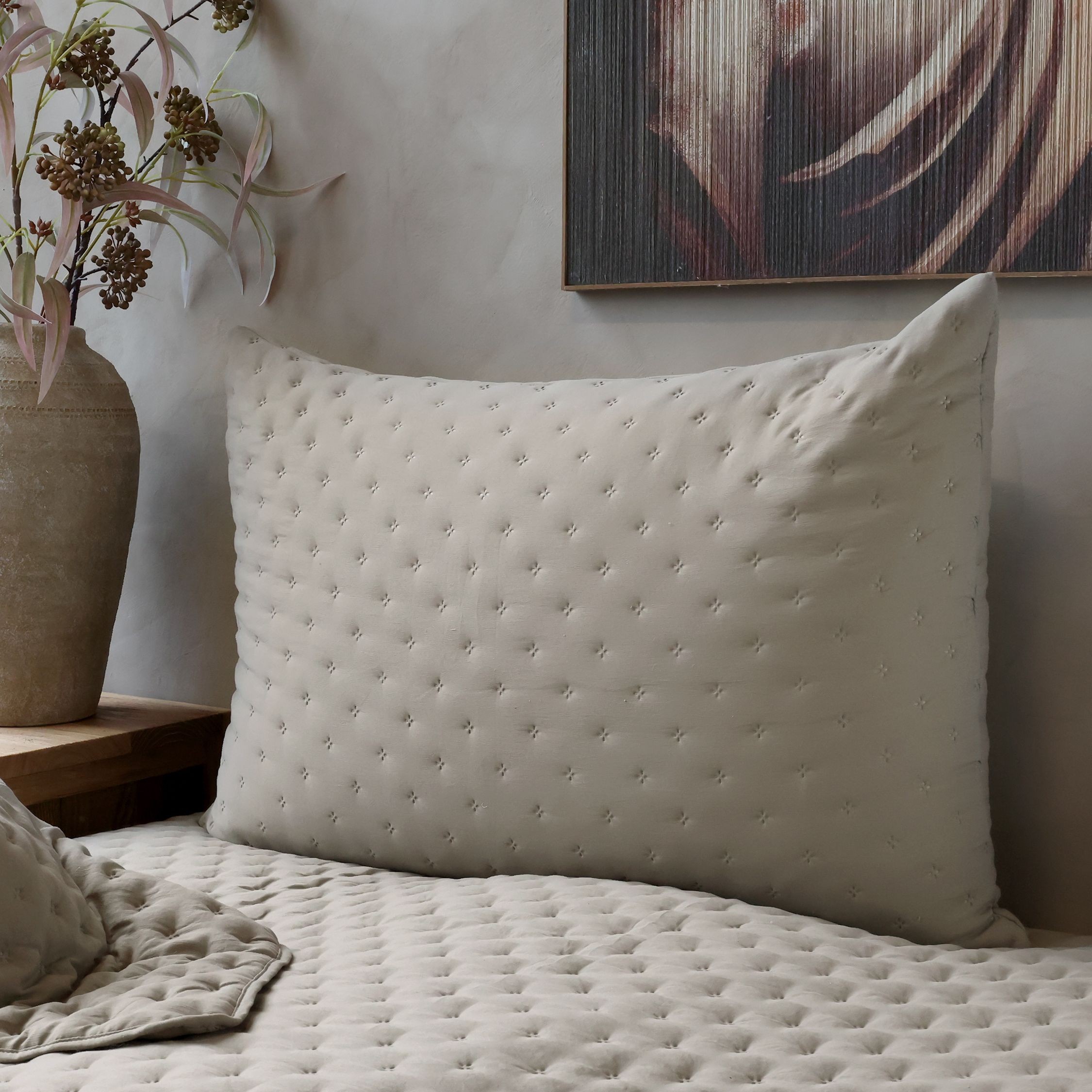 Měkký taupe povlak na polštář Aix Soft – 90*60 cm Chic Antique Měkký taupe povlak na polštář Aix Soft – 90*60 cm Chic Antique