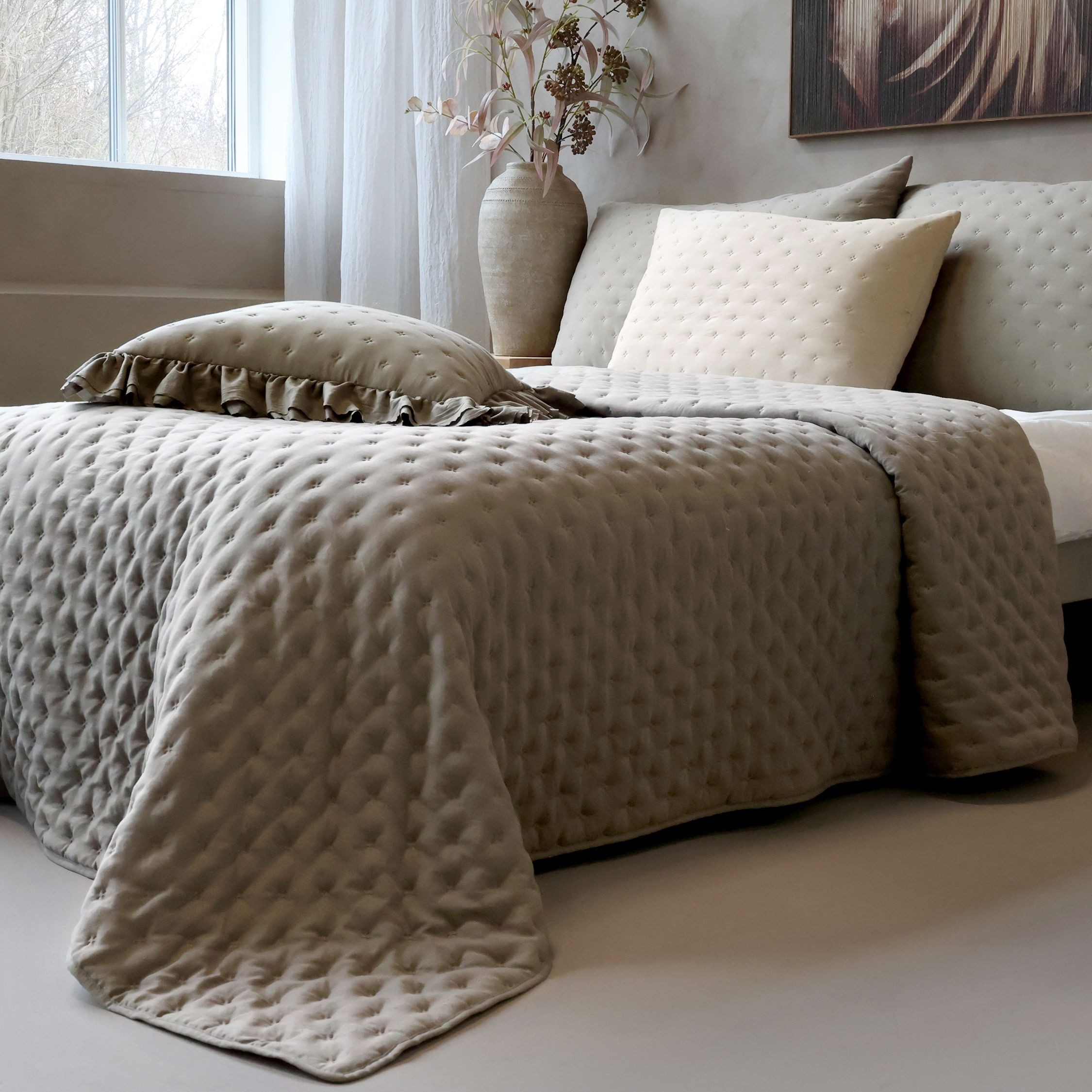 Měkký taupe prošívaný přehoz Aix Soft na dvoulůžko – 260*240 cm Chic Antique Měkký taupe prošívaný přehoz Aix Soft na dvoulůžko – 260*240 cm Chic Antique