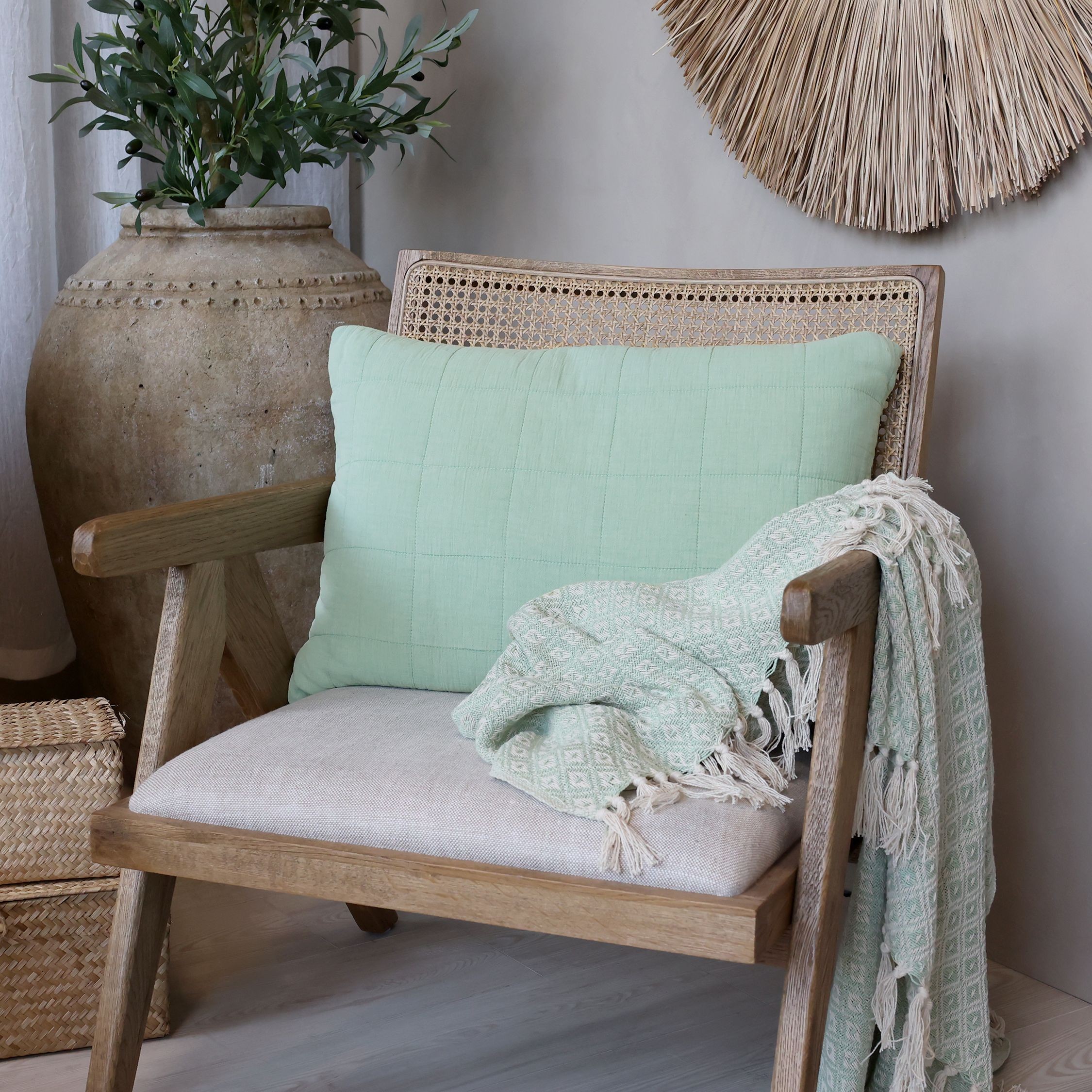 Zelený povlak na polštář s opraným vzhledem Aix Vintage verte – 60*40 cm Chic Antique Zelený povlak na polštář s opraným vzhledem Aix Vintage verte – 60*40 cm Chic Antique