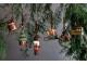Sada 2ks závěsných dekorací Noël věneček a sáňky třešňové barvy – 9*2*8,5 cm Chic Antique