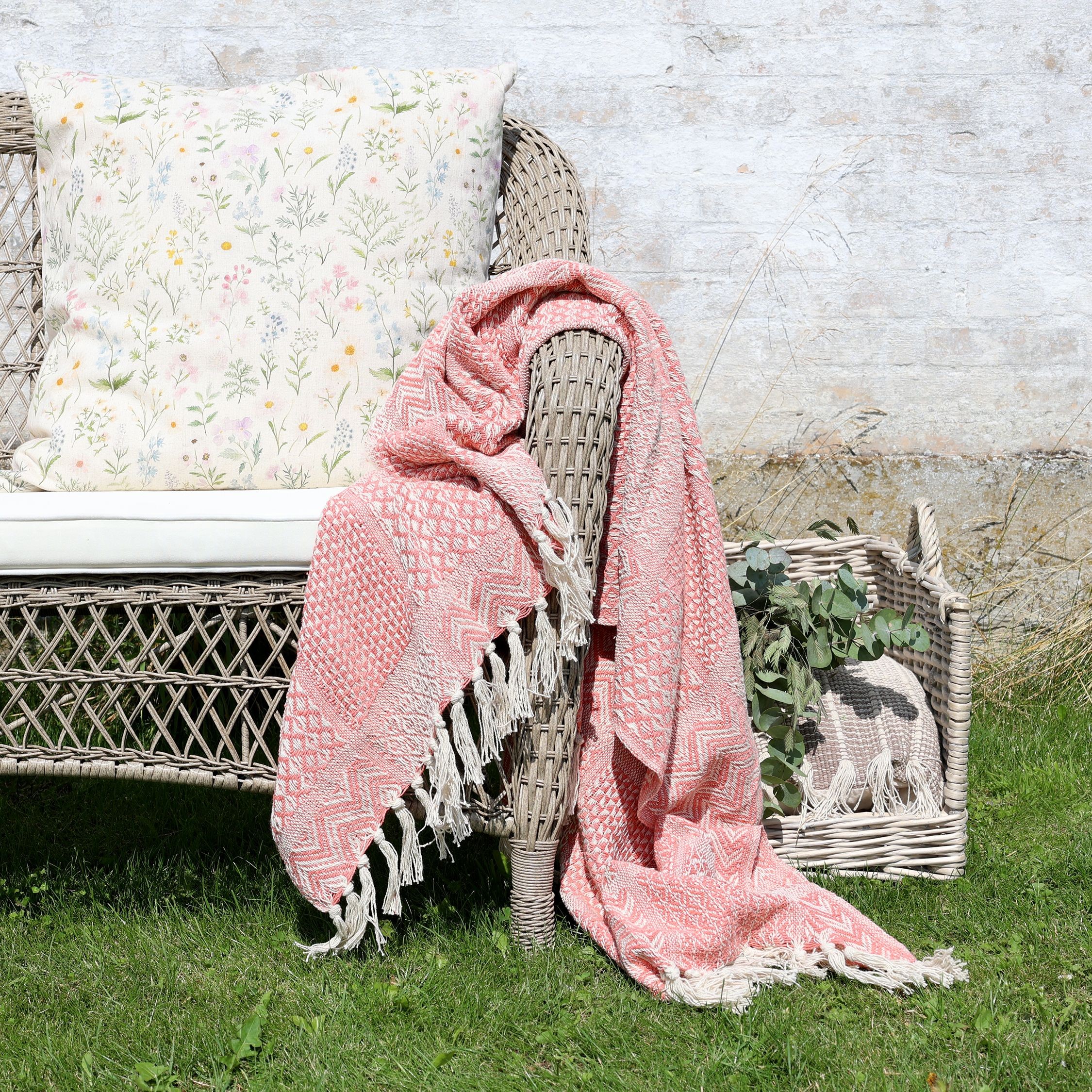Bavlněný korálový pléd se vzorem a třásněmi Aix Vintage – 150*130 cm Chic Antique Bavlněný korálový pléd se vzorem a třásněmi Aix Vintage – 150*130 cm Chic Antique