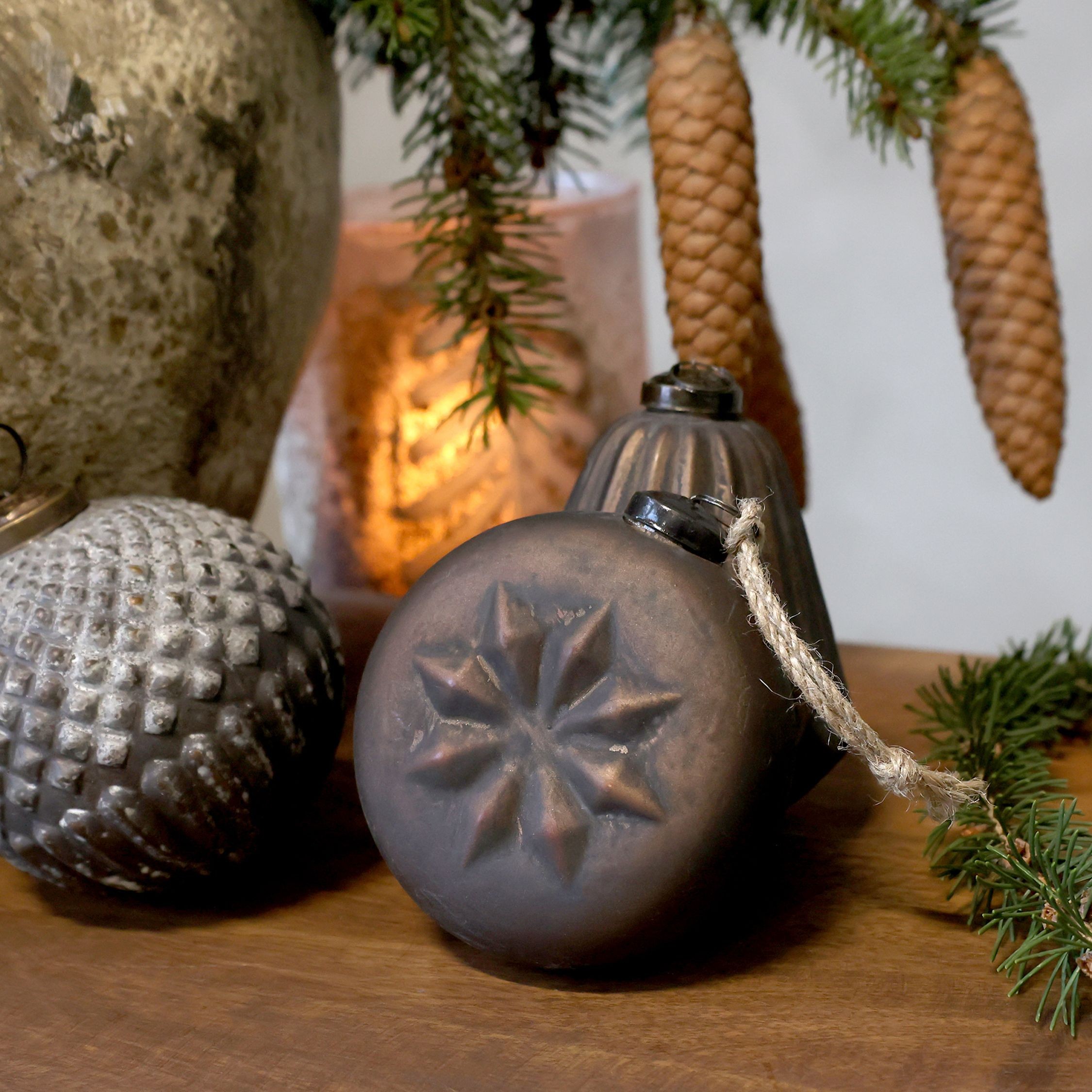 Mocca antik vánoční skleněná baňka s vločkou – 10*6*10 cm Chic Antique Mocca antik vánoční skleněná baňka s vločkou – 10*6*10 cm Chic Antique