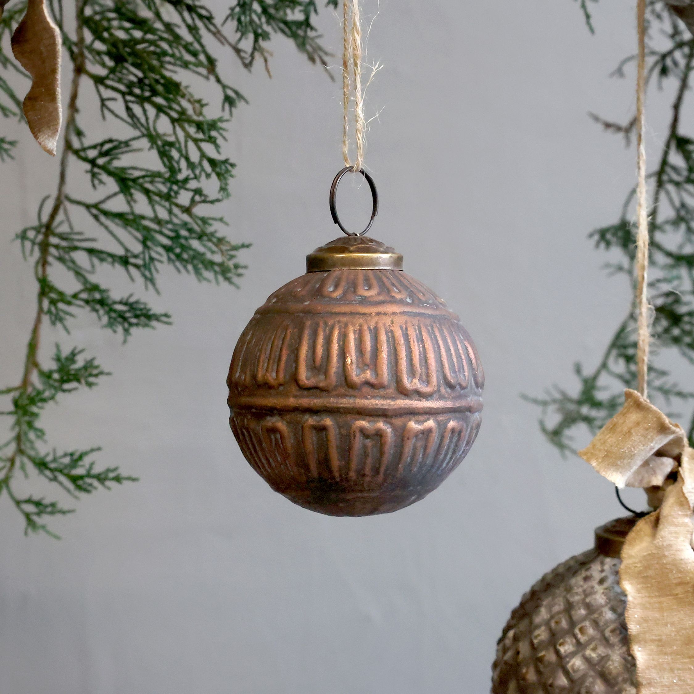 Mocca antik vánoční skleněná baňka koule se vzorem – Ø 7 cm Chic Antique Mocca antik vánoční skleněná baňka koule se vzorem – Ø 7 cm Chic Antique