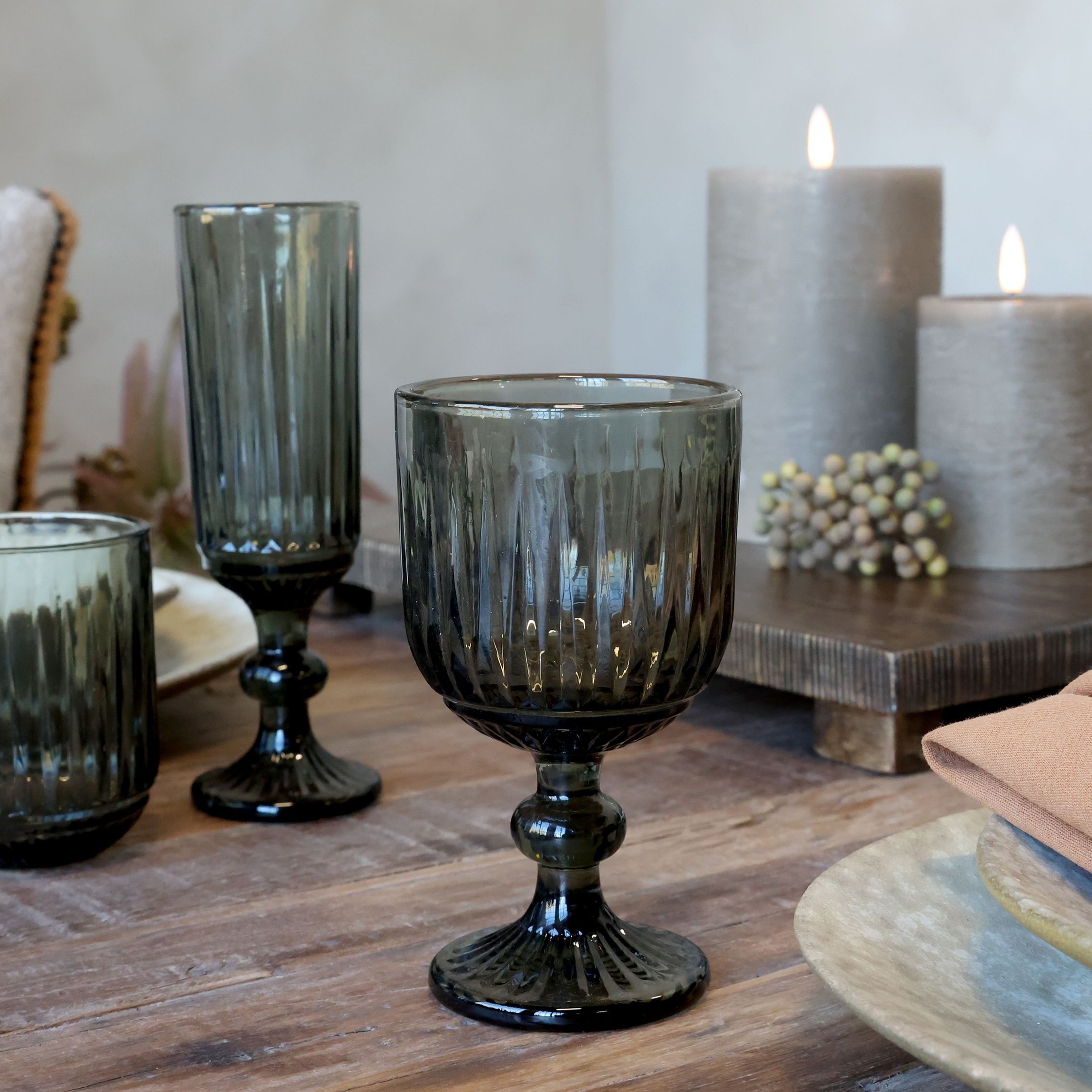 Kouřová sklenice na víno s drážkami Riller – Ø 8*14,5 cm / 250ml Chic Antique Kouřová sklenice na víno s drážkami Riller – Ø 8*14,5 cm / 250ml Chic Antique