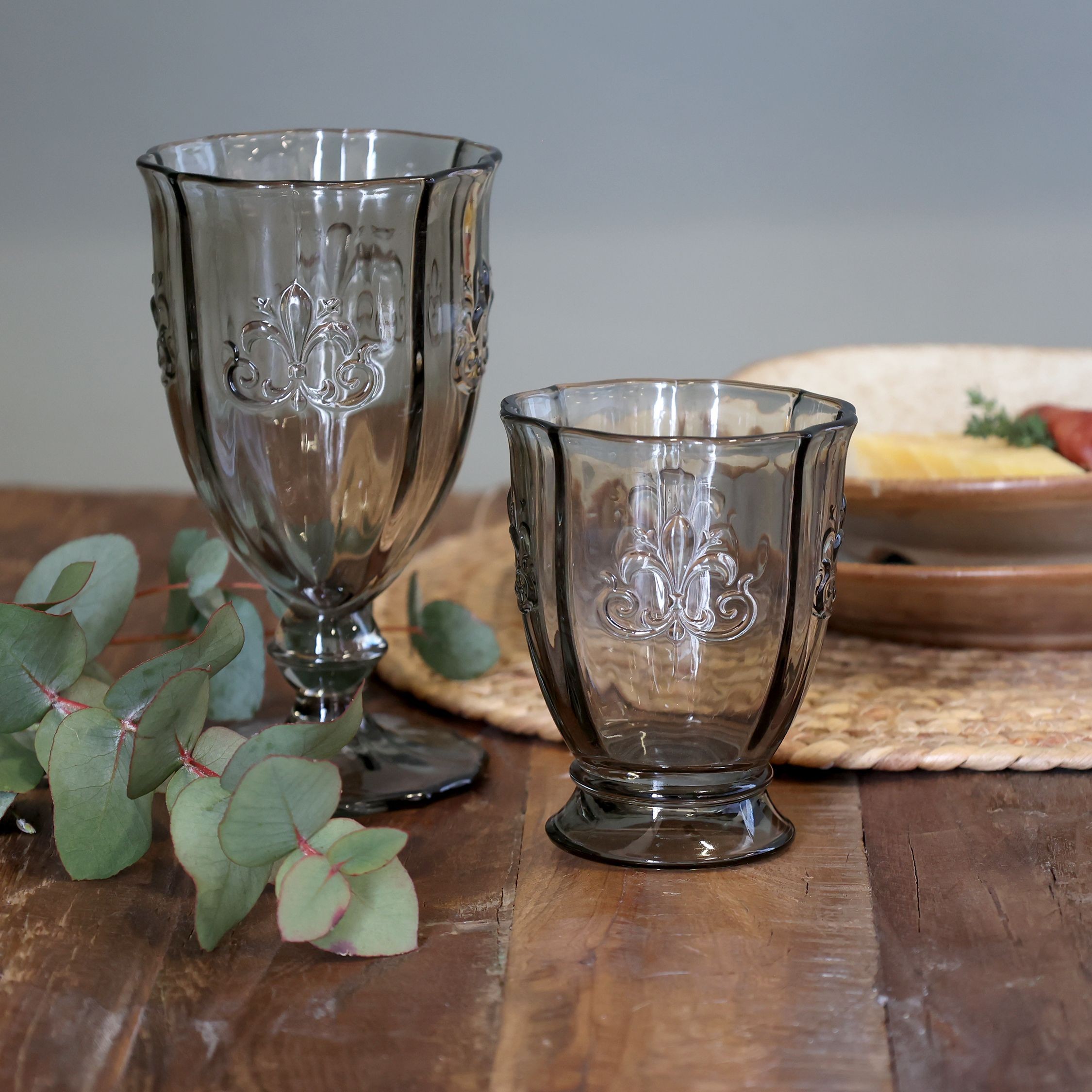 Šedá sklenice Saint-Émilion s dekorem – Ø 8,5*10,5 cm / 250ml Chic Antique Šedá sklenice Saint-Émilion s dekorem – Ø 8,5*10,5 cm / 250ml Chic Antique