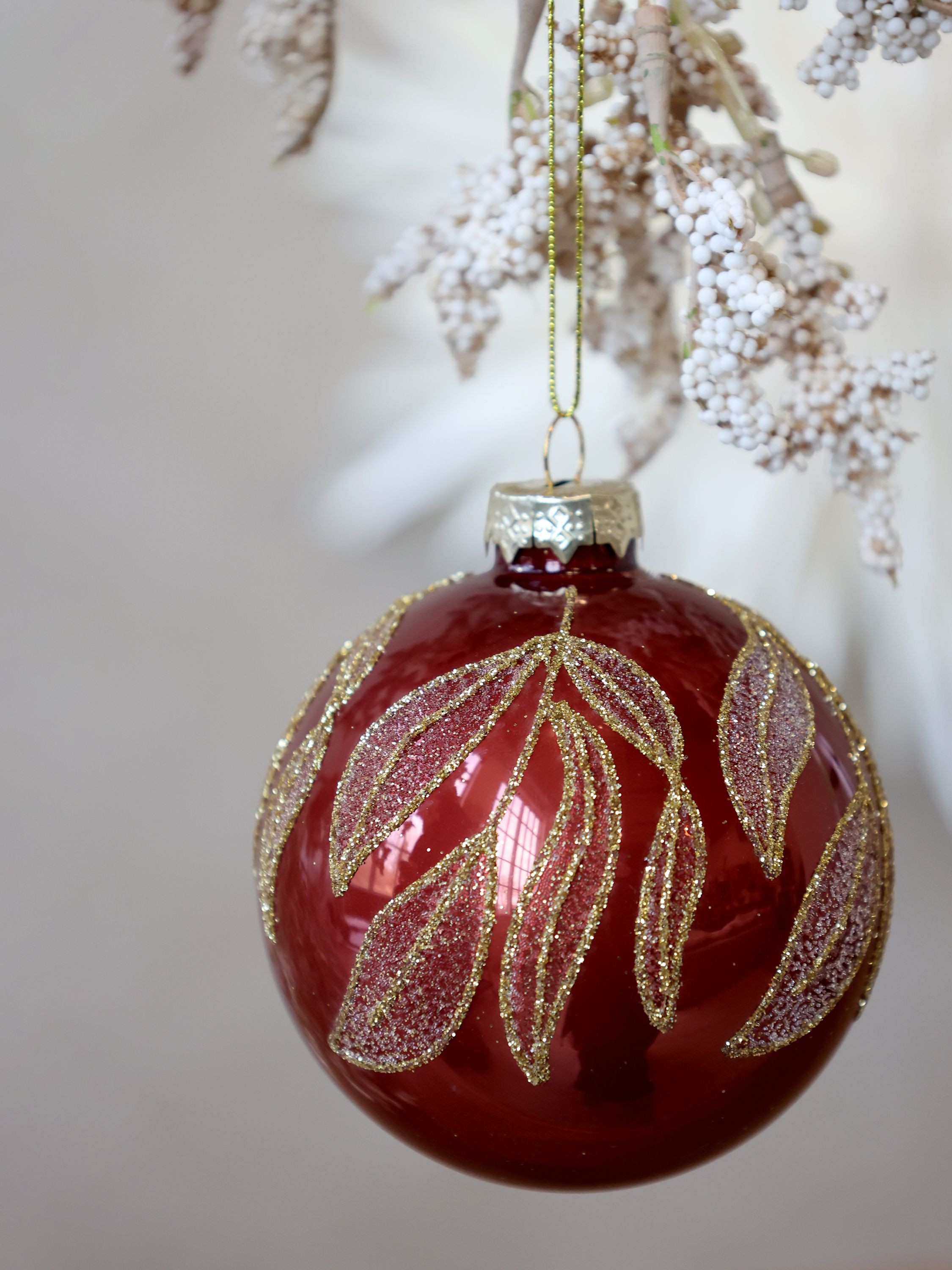 Vínová skleněná vánoční ozdoba s listy Chic Bauble – Ø 8 cm Chic Antique Vínová skleněná vánoční ozdoba s listy Chic Bauble – Ø 8 cm Chic Antique