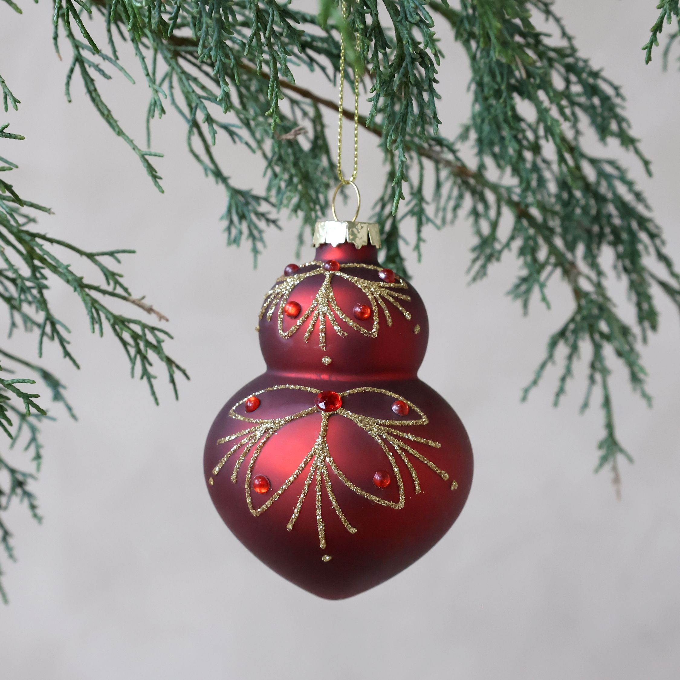 Červená skleněná vánoční ozdoba s dekorem Chic Bauble – Ø 7*10 cm Chic Antique Červená skleněná vánoční ozdoba s dekorem Chic Bauble – Ø 7*10 cm Chic Antique