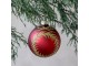 Červená skleněná vánoční ozdoba s girlandou Chic Bauble – Ø 8 cm Chic Antique