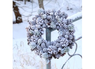 Věnec Fleur s borovými šiškami a sněhem v přírodní hnědé – Ø 33 cm