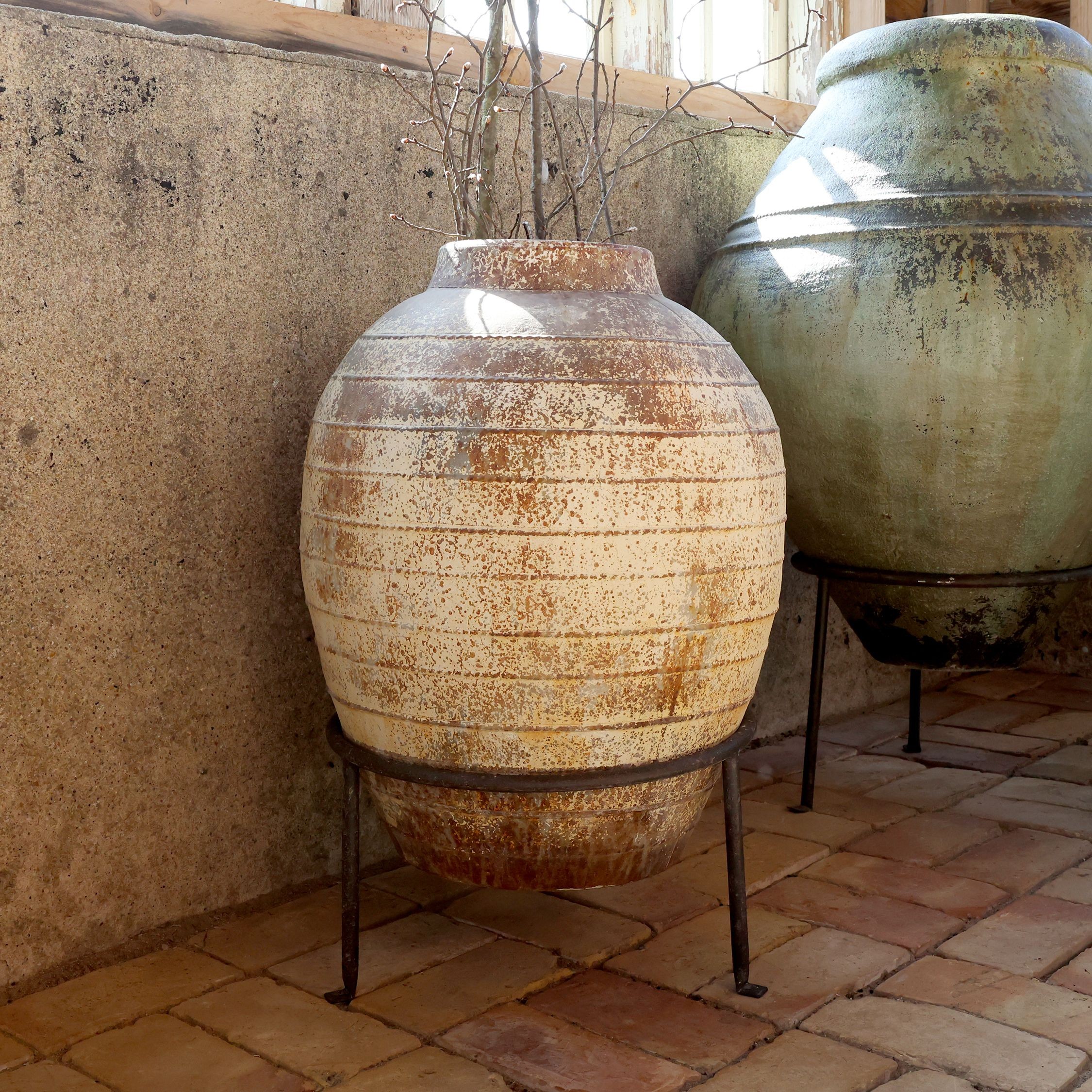 Béžový antik květináč s podstavcem Chic Antique – Ø 50*76 cm Chic Antique Béžový antik květináč s podstavcem Chic Antique – Ø 50*76 cm Chic Antique