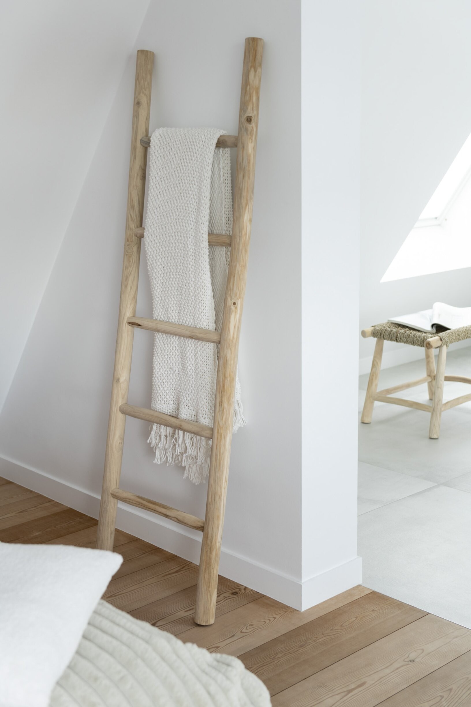 Stojan žebřík z přírodního dřeva teak Ladder – 52*4*158 cm J-Line by Jolipa Stojan žebřík z přírodního dřeva teak Ladder – 52*4*158 cm J-Line by Jolipa