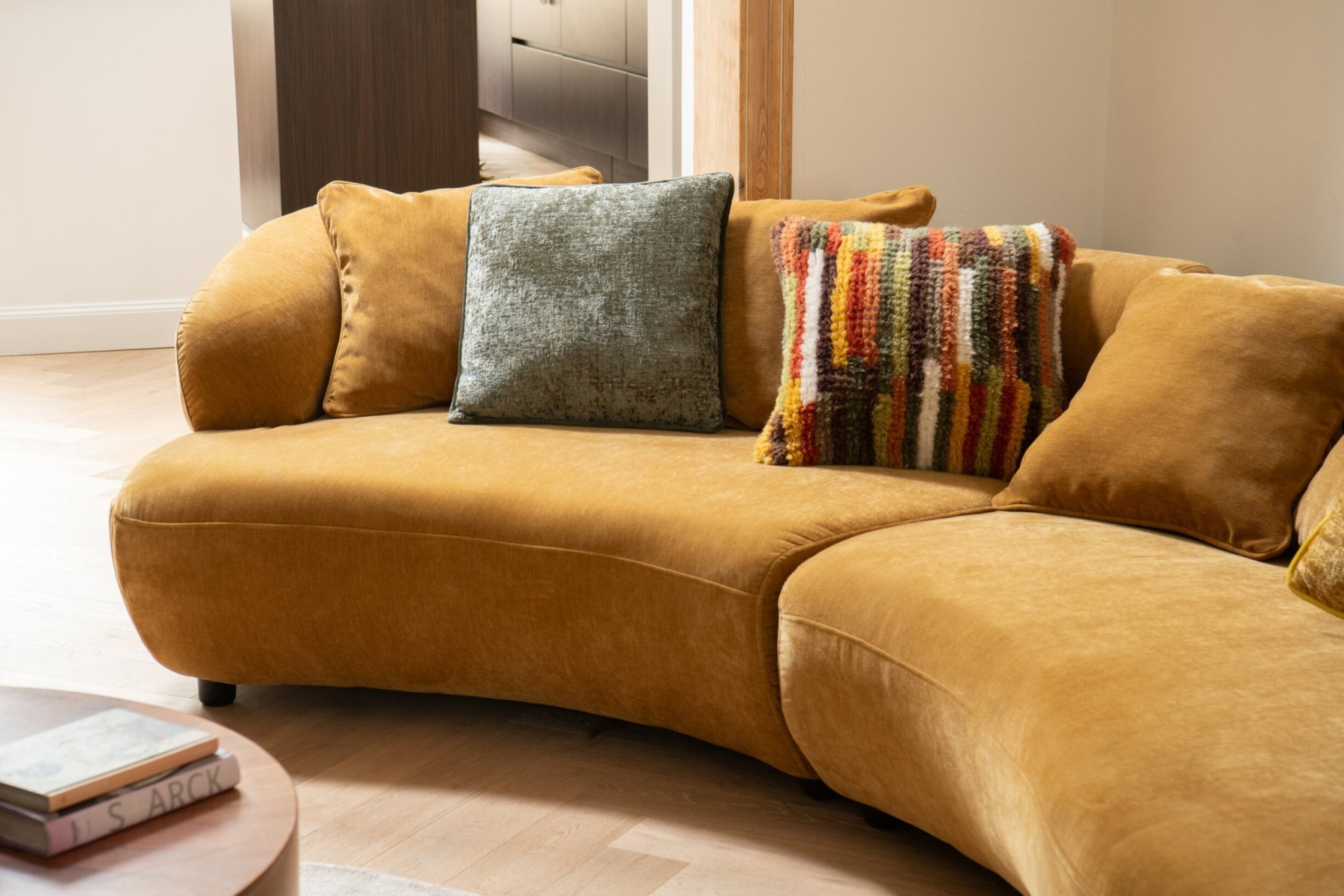 Luxusní 4místná zakřivená pohovka v okrové barvě se 4 polštáři Luxury – 320*106*73 cm J-Line by Jolipa Luxusní 4místná zakřivená pohovka v okrové barvě se 4 polštáři Luxury – 320*106*73 cm J-Line by Jolipa