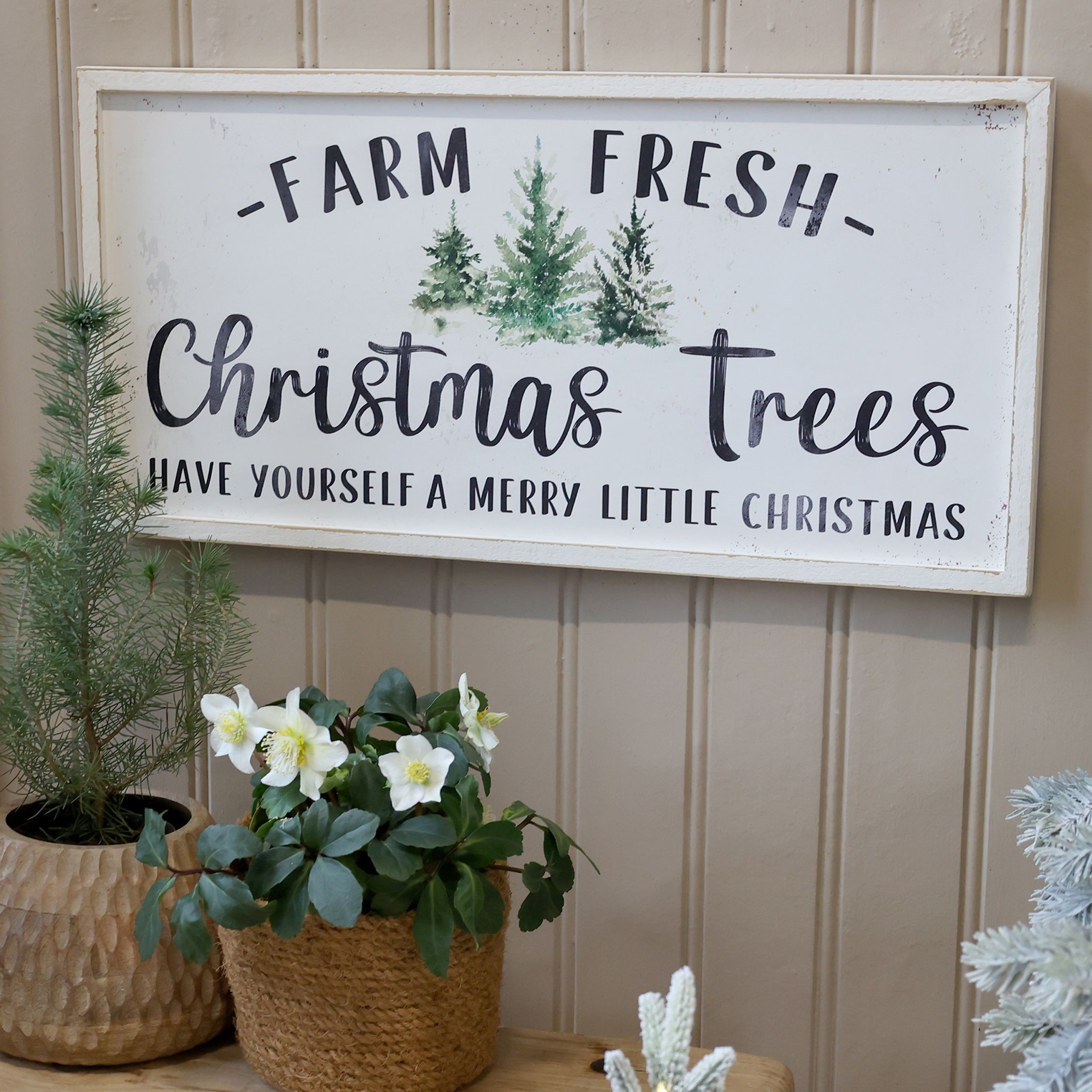 Dekorační bílá nástěnná cedule Christmas Trees – 61*2,5*30,5 cm Chic Antique Dekorační bílá nástěnná cedule Christmas Trees – 61*2,5*30,5 cm Chic Antique