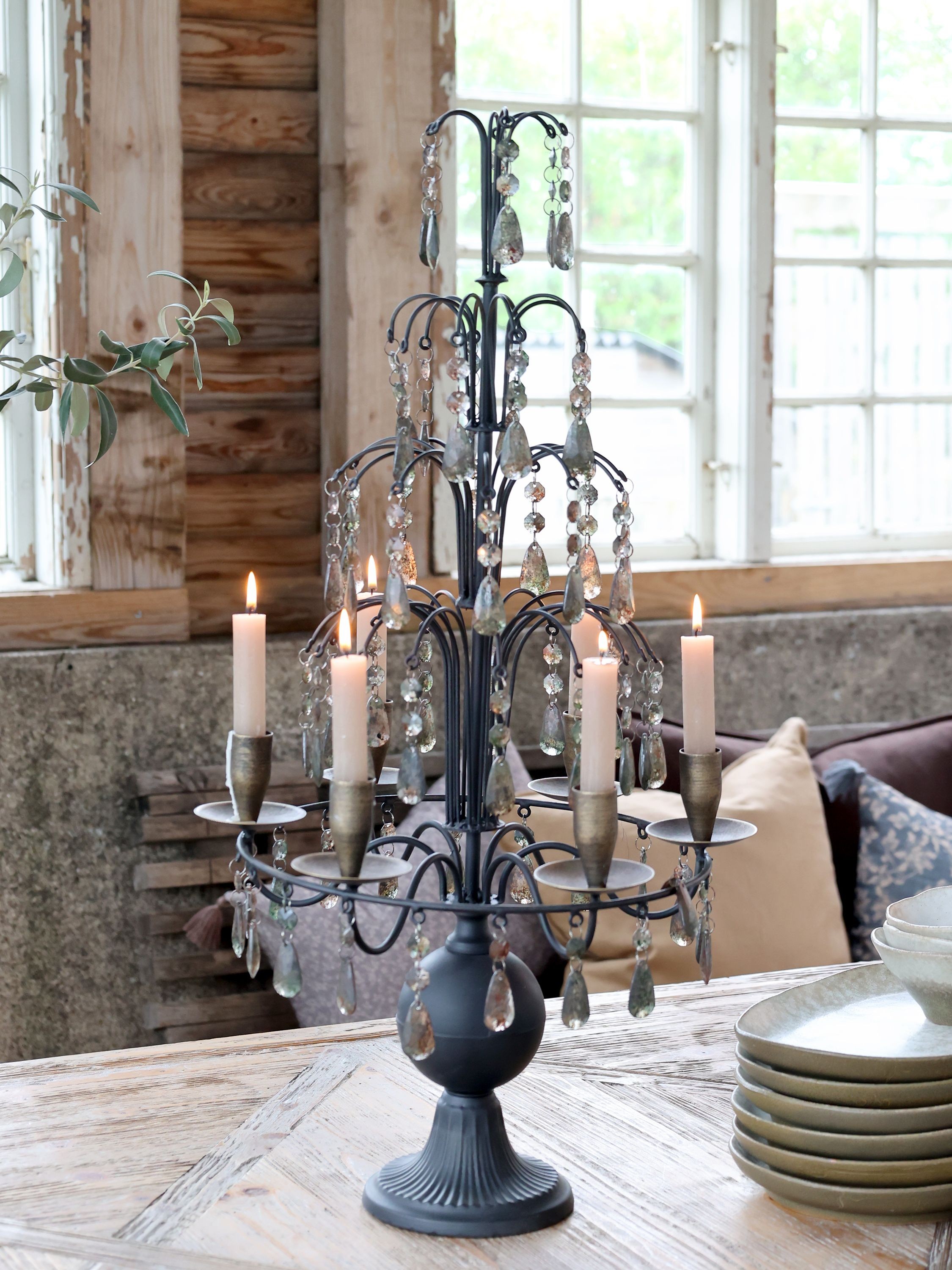 Mocca antik francouzský svícen s krystaly French Antique – 35,5*31,5*70 cm Chic Antique Mocca antik francouzský svícen s krystaly French Antique – 35,5*31,5*70 cm Chic Antique