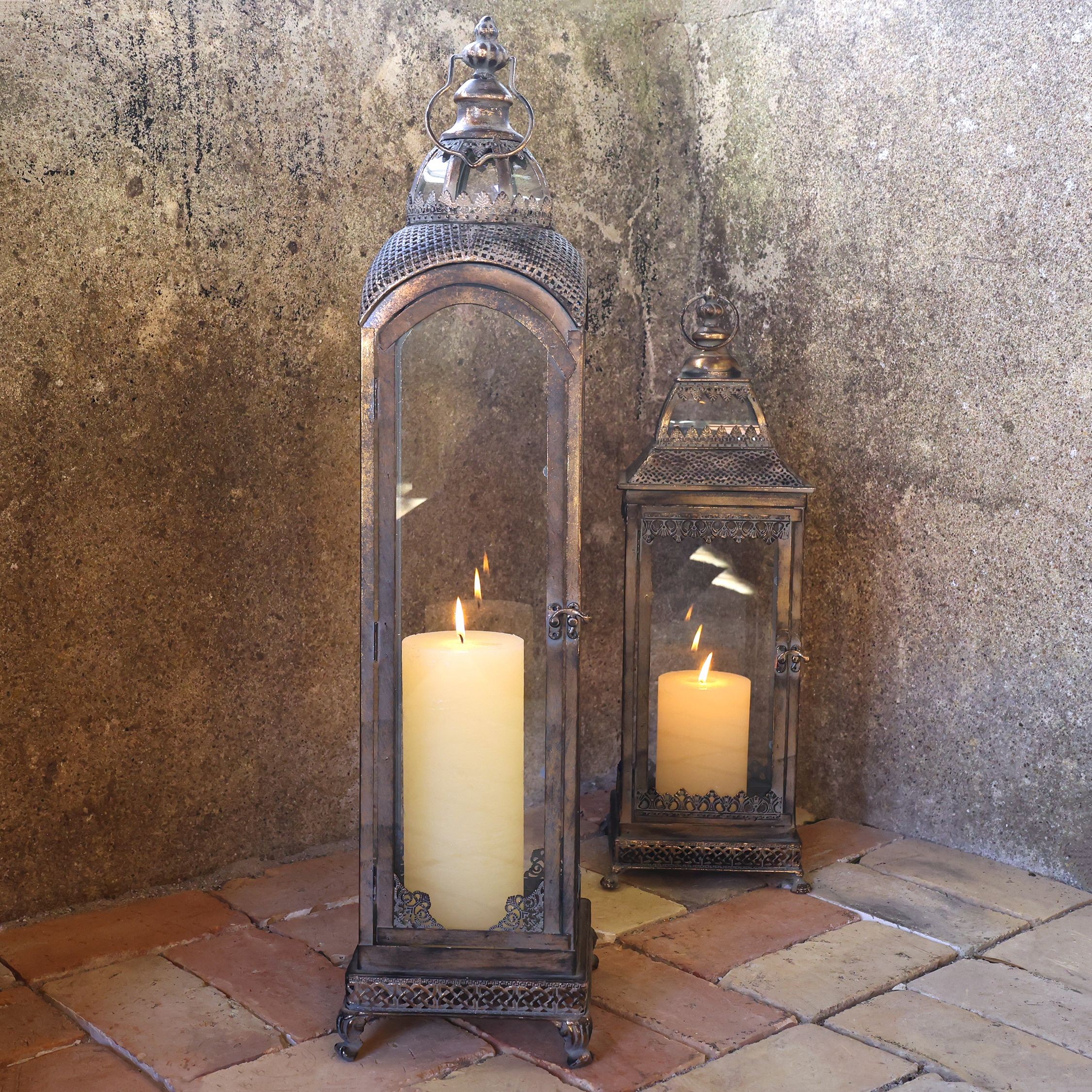 Bronzová antik kovová lucerna se zdobením Marroque – 20*20*81 cm Chic Antique Bronzová antik kovová lucerna se zdobením Marroque – 20*20*81 cm Chic Antique