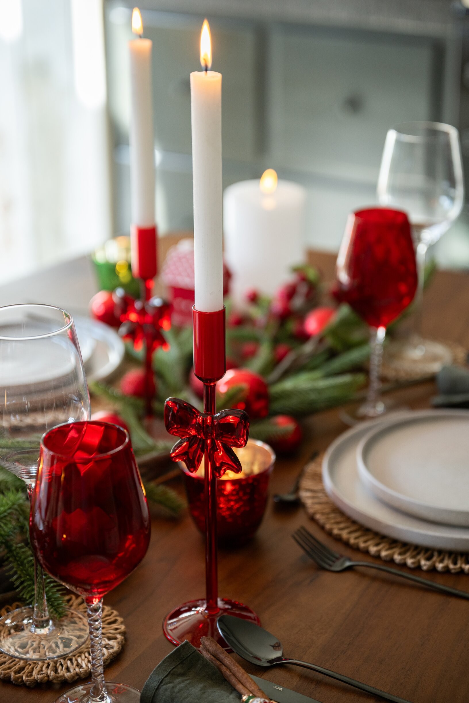 Sada 2 skleněných svícnů s mašlemi tmavě červených Candle Bow – 8*8*23/ 8*8*27 cm J-Line by Jolipa Sada 2 skleněných svícnů s mašlemi tmavě červených Candle Bow – 8*8*23/ 8*8*27 cm J-Line by Jolipa