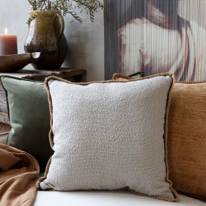 Šedý povlak na polštář Aix s texturovaným povrchem a výrazným lemem – 50*50 cm