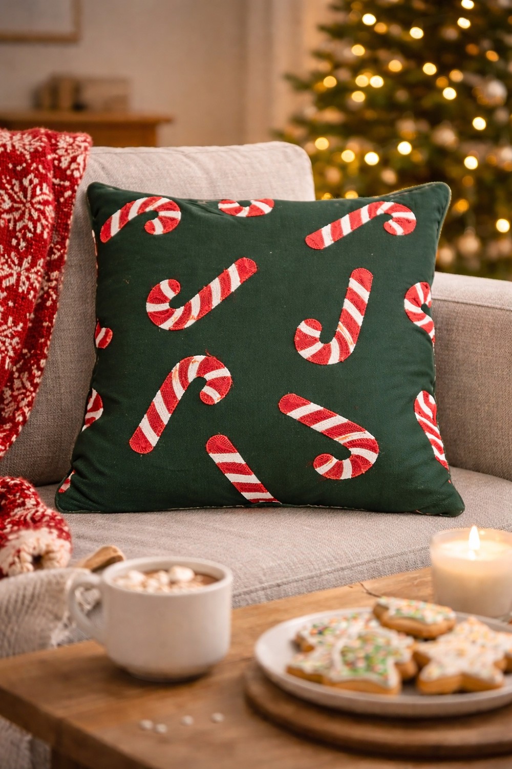 Zelený dekorační vánoční polštář cukrové hole Candy Cane – 45*45*4 cm Clayre & Eef Zelený dekorační vánoční polštář cukrové hole Candy Cane – 45*45*4 cm Clayre & Eef