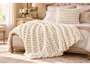 Bílý pletený žinylkový polštář s velkými oky Chenille Blanc – 50*50*15 cm