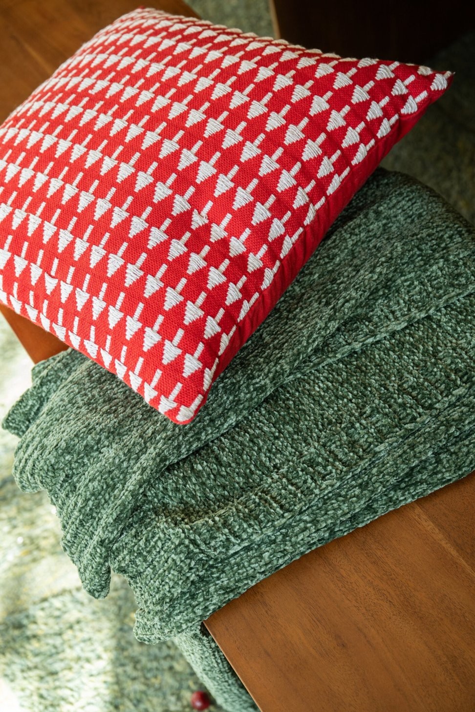 Tmavě zelený žinylkový pléd Chenill Green – 130*170 cm J-Line by Jolipa Tmavě zelený žinylkový pléd Chenill Green – 130*170 cm J-Line by Jolipa