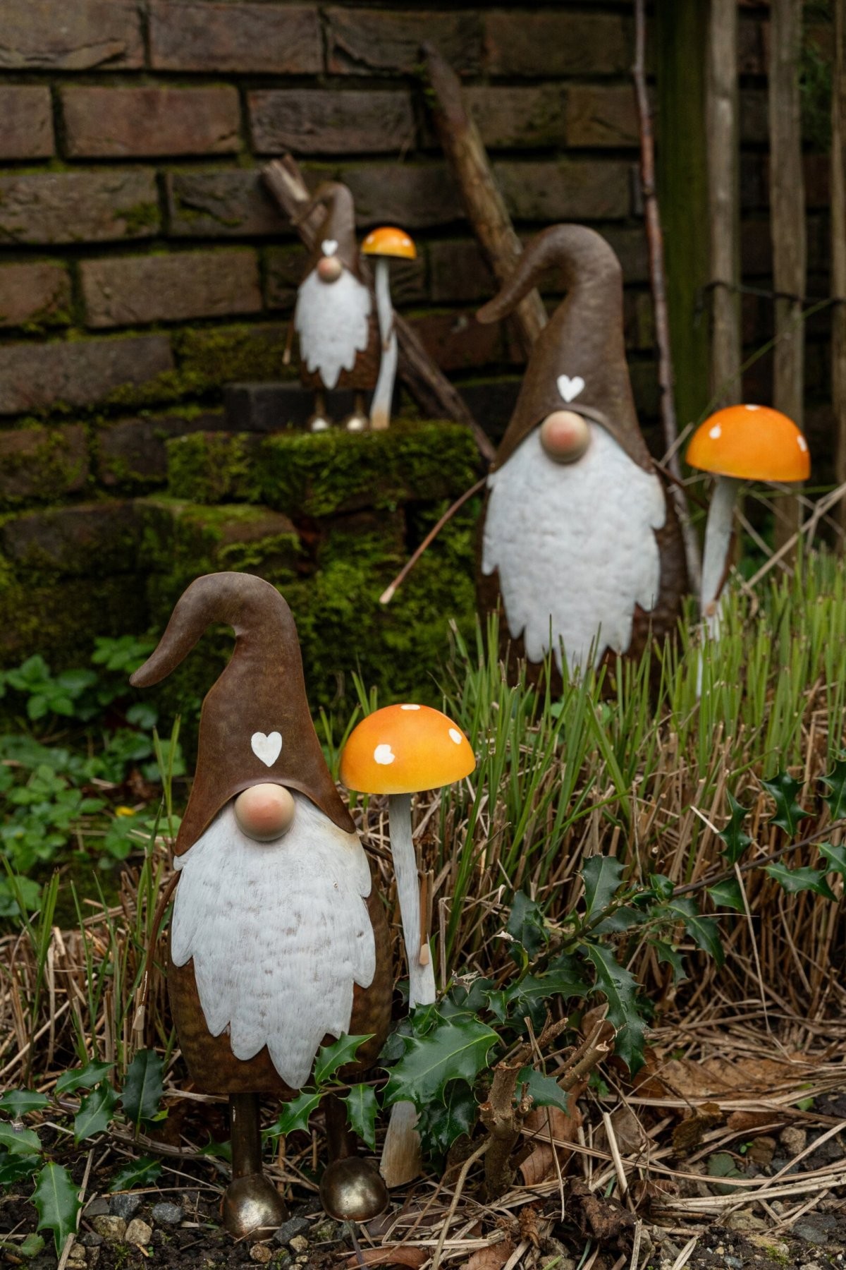 Designová kovová figurka trpaslík držící muchomůrku - J-line – 26*13*48,5 cm J-Line by Jolipa Designová kovová figurka trpaslík držící muchomůrku - J-line – 26*13*48,5 cm J-Line by Jolipa